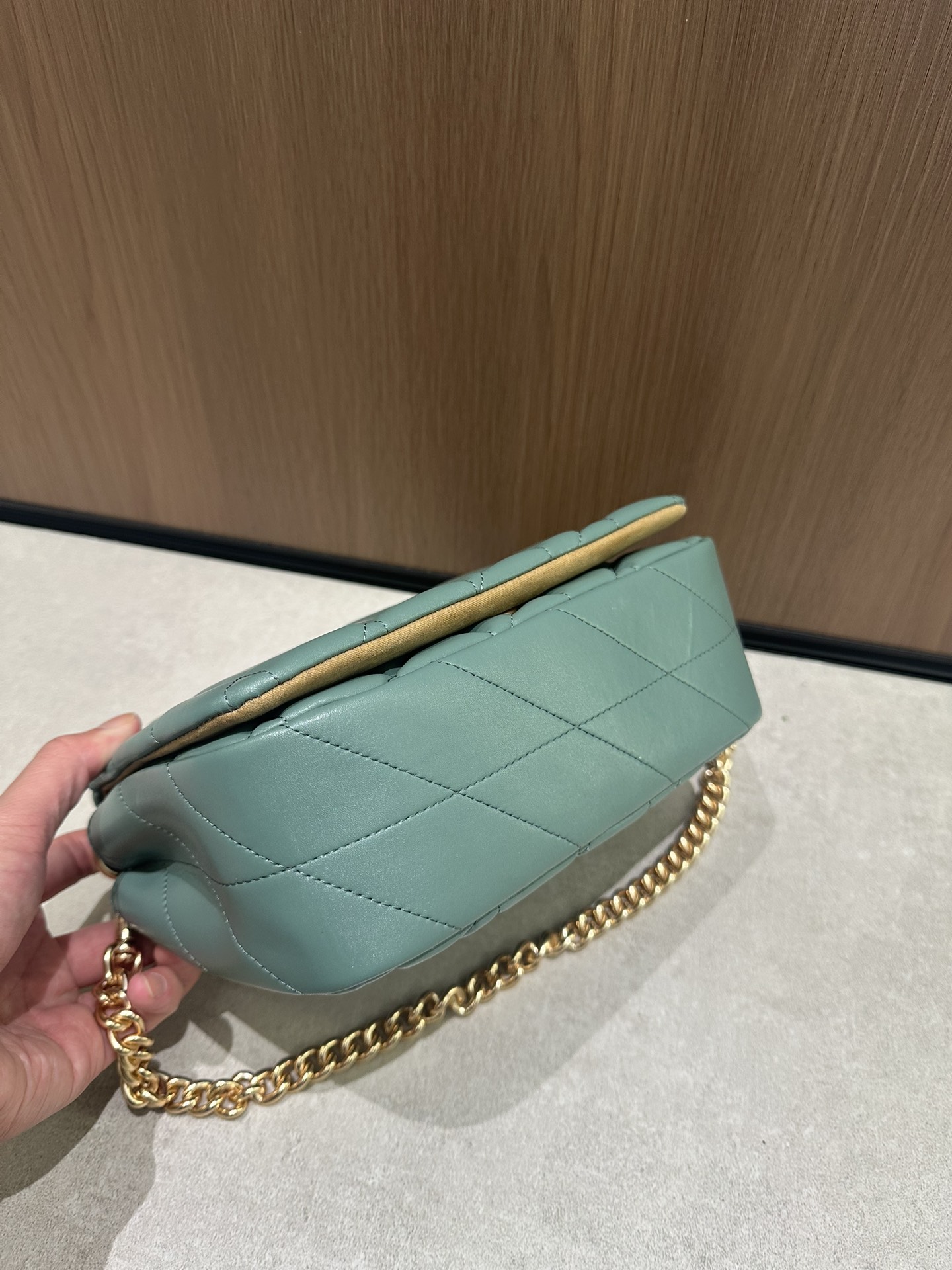 CY663牛油果色Coach12月新系列Quinn Bag绗缝工艺的云朵包 给你置身在天空中的轻盈~尺寸适宜且耐装~ 腋下手提都能凹出不同的造型风格	
尺寸:22/16/8cn
K16