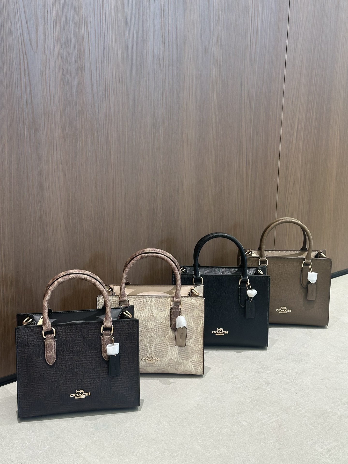 Coach 大号36.5*28 四个颜色：奶茶老花 咖啡老花 纯黑 石灰色