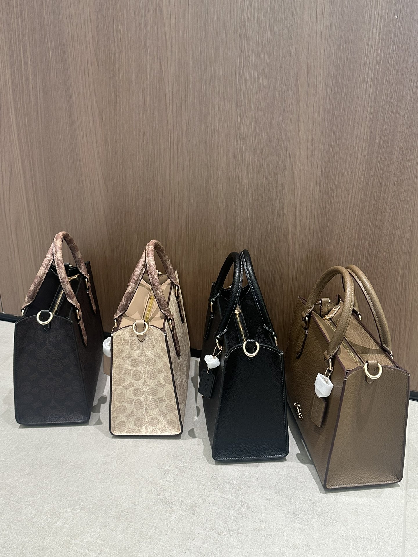 Coach 大号36.5*28 四个颜色：奶茶老花 咖啡老花 纯黑 石灰色