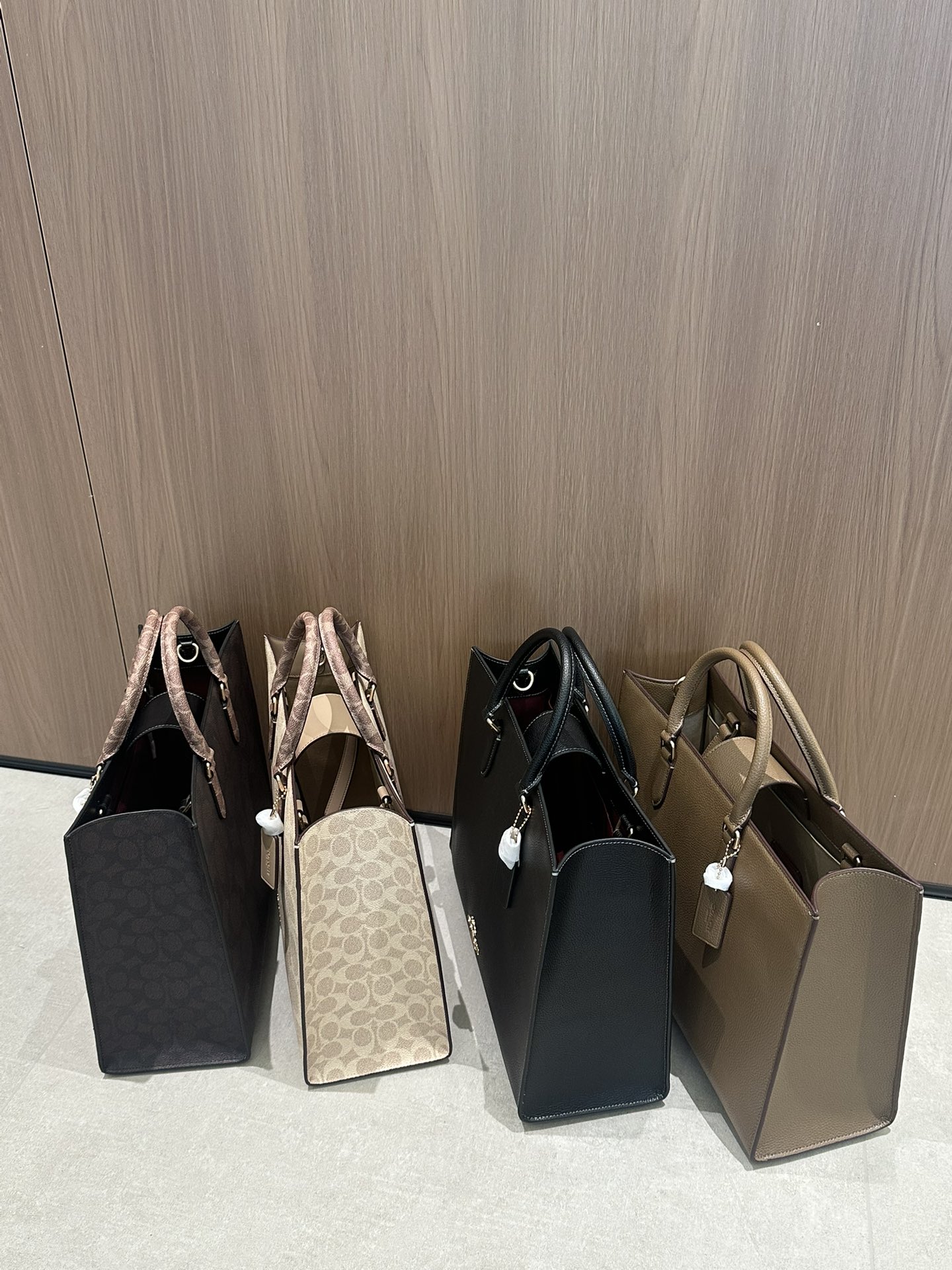 Coach 大号36.5*28 四个颜色：奶茶老花 咖啡老花 纯黑 石灰色