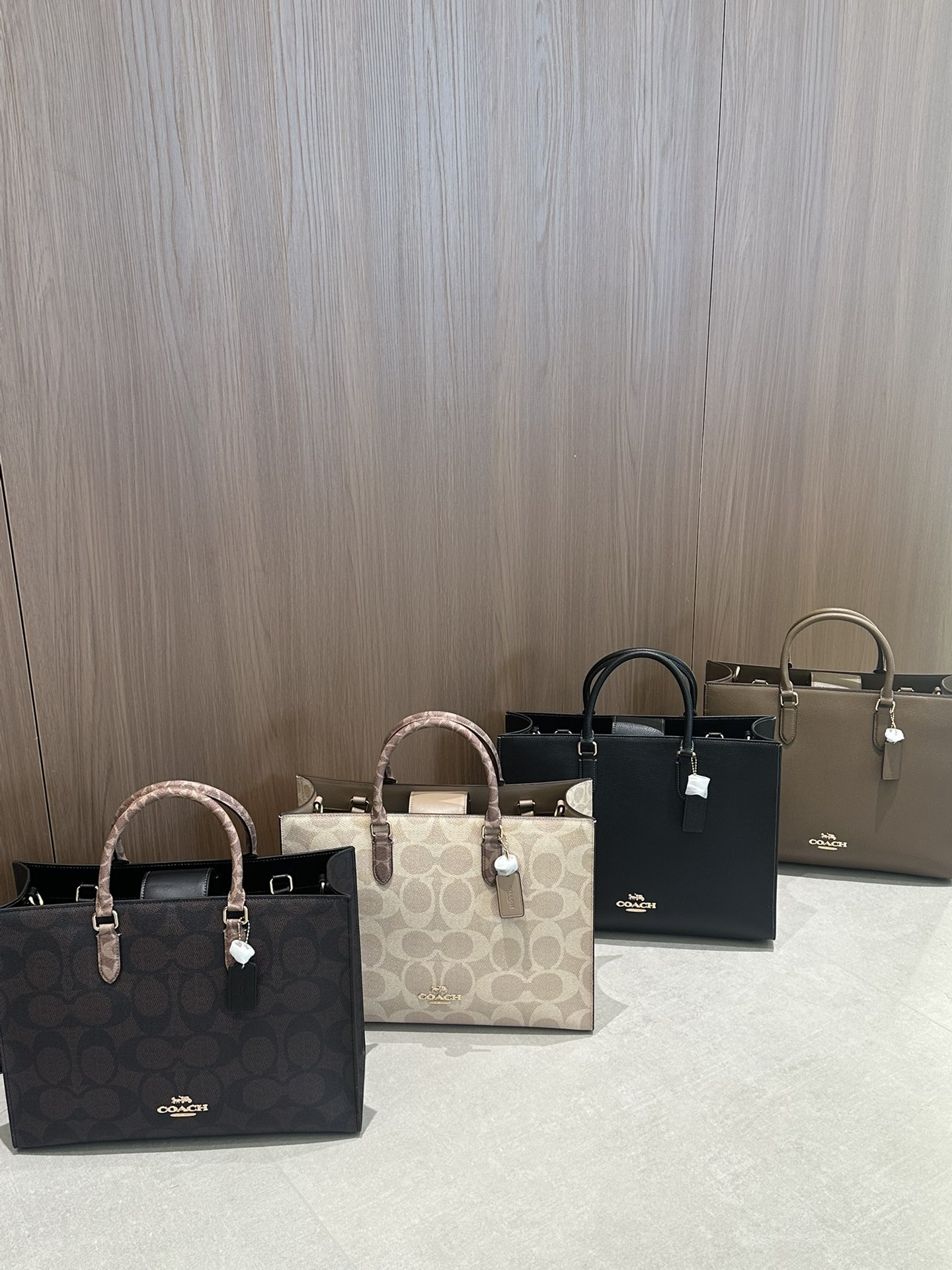 Coach 大号36.5*28 四个颜色：奶茶老花 咖啡老花 纯黑 石灰色