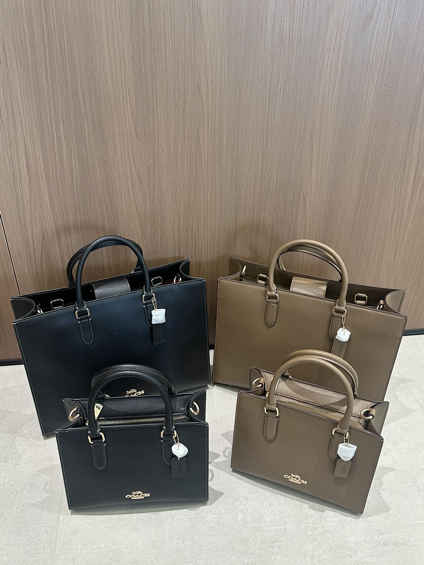 Coach 大号36.5*28 四个颜色：奶茶老花 咖啡老花 纯黑 石灰色