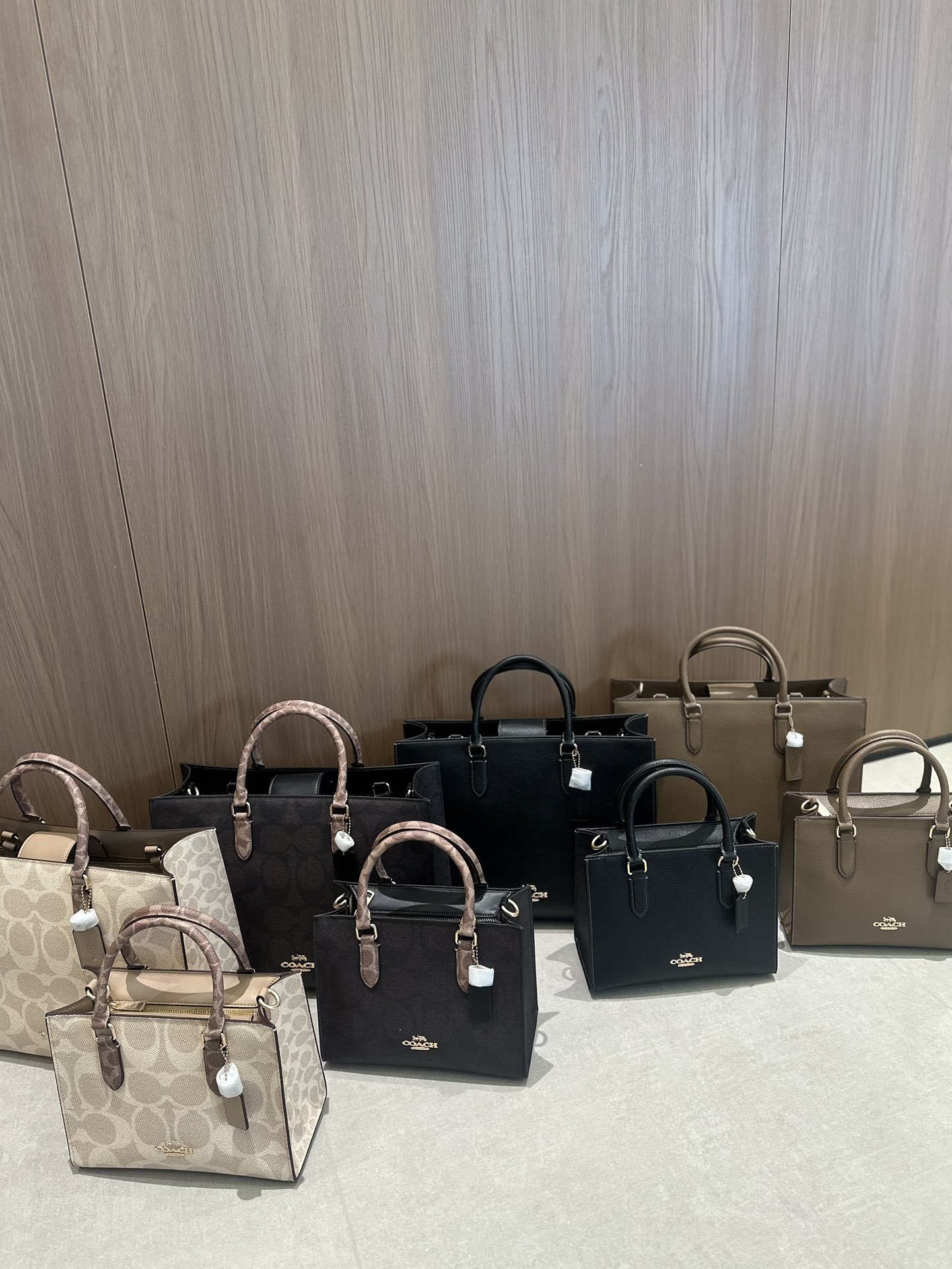Coach 大号36.5*28 四个颜色：奶茶老花 咖啡老花 纯黑 石灰色