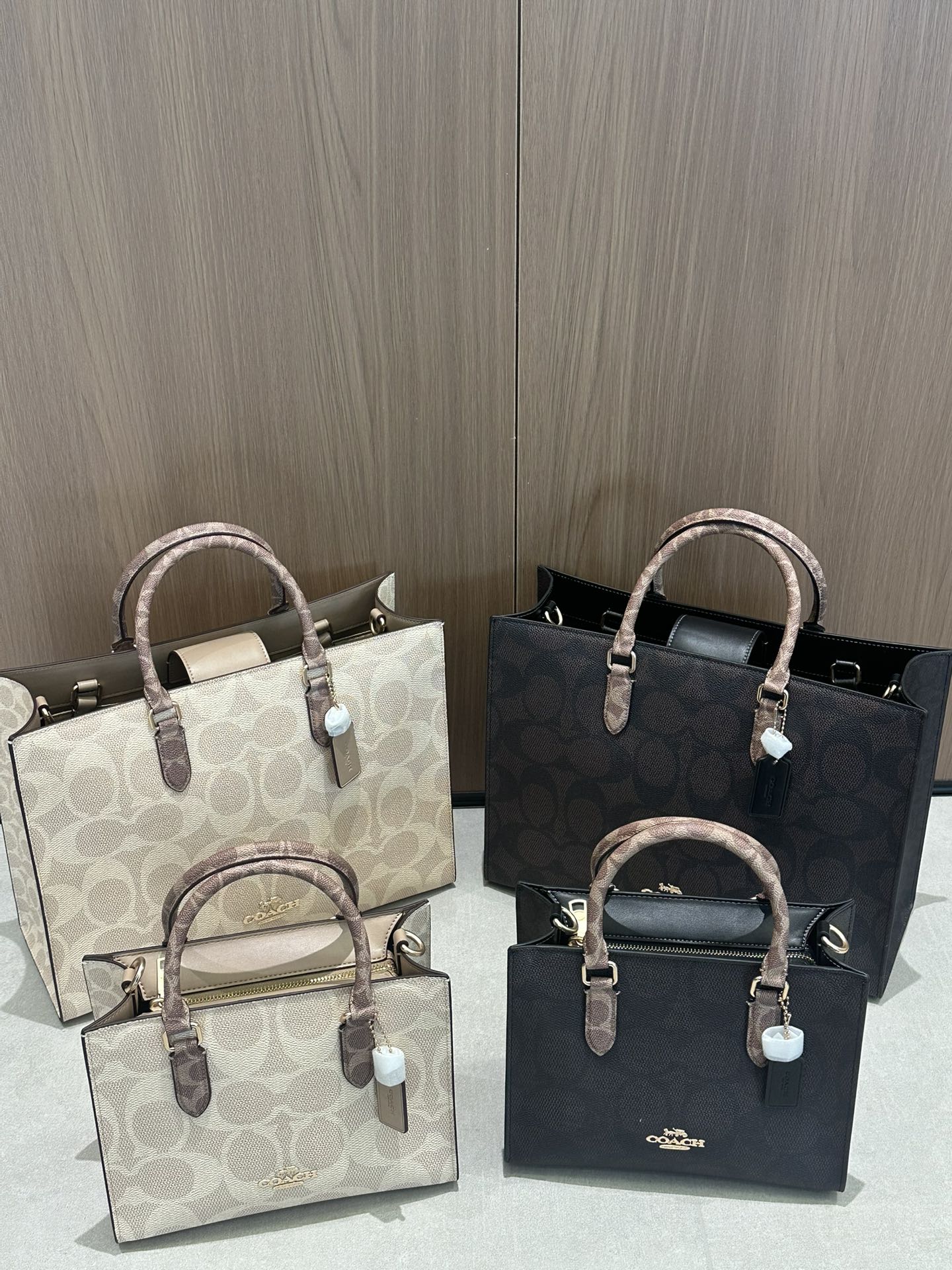 Coach 大号36.5*28 四个颜色：奶茶老花 咖啡老花 纯黑 石灰色