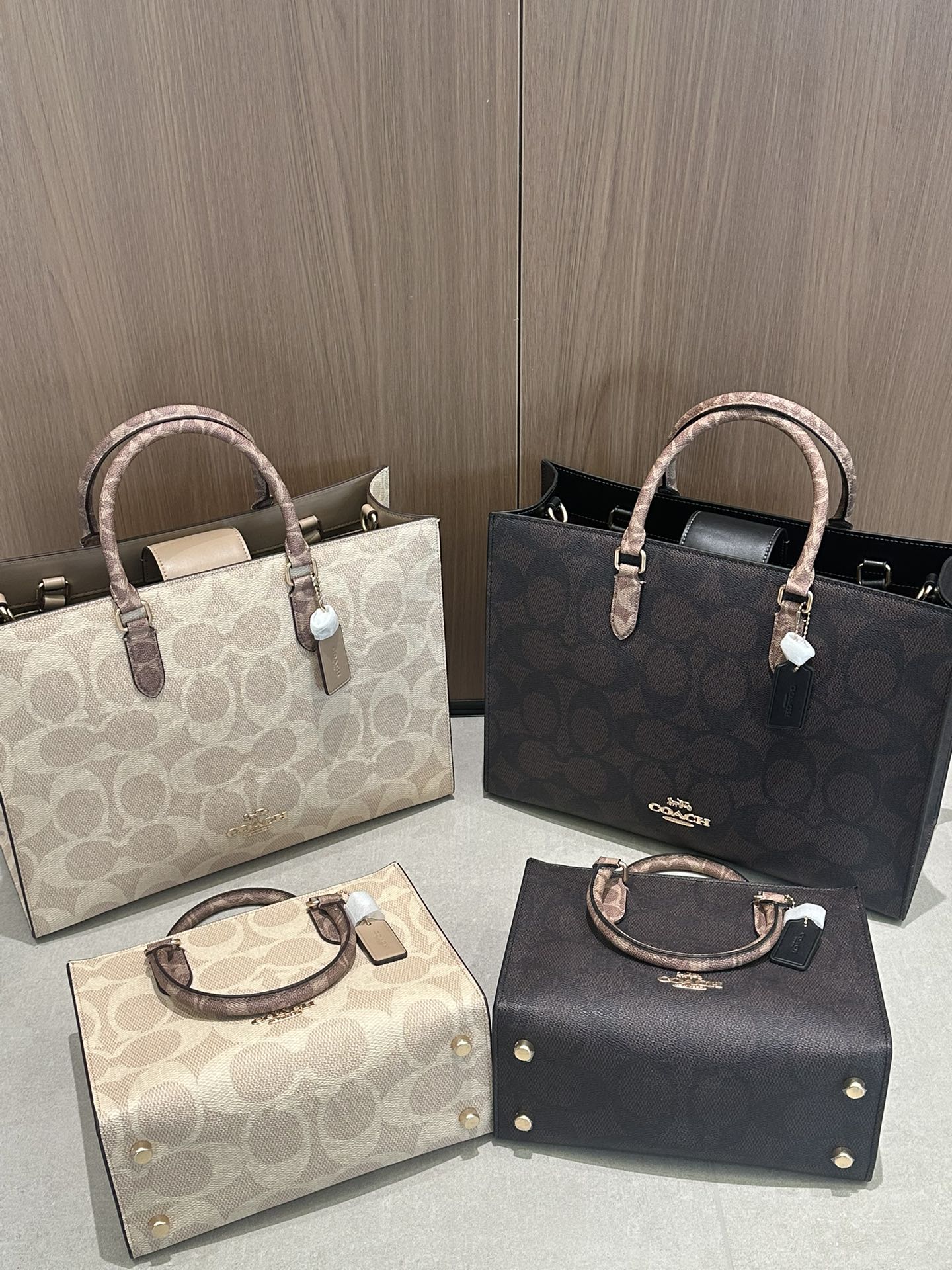 Coach 大号36.5*28 四个颜色：奶茶老花 咖啡老花 纯黑 石灰色