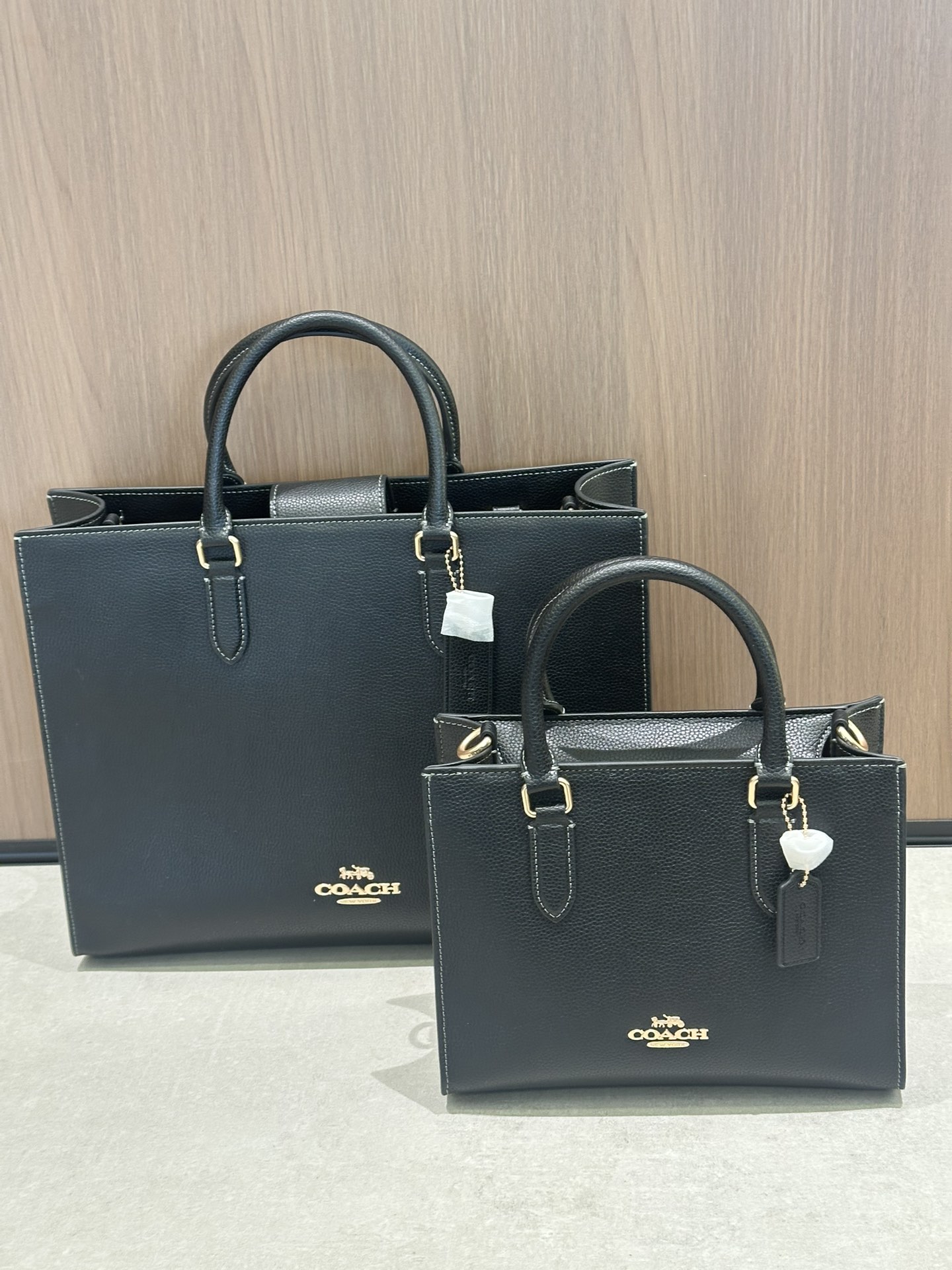 Coach 大号36.5*28 四个颜色：奶茶老花 咖啡老花 纯黑 石灰色