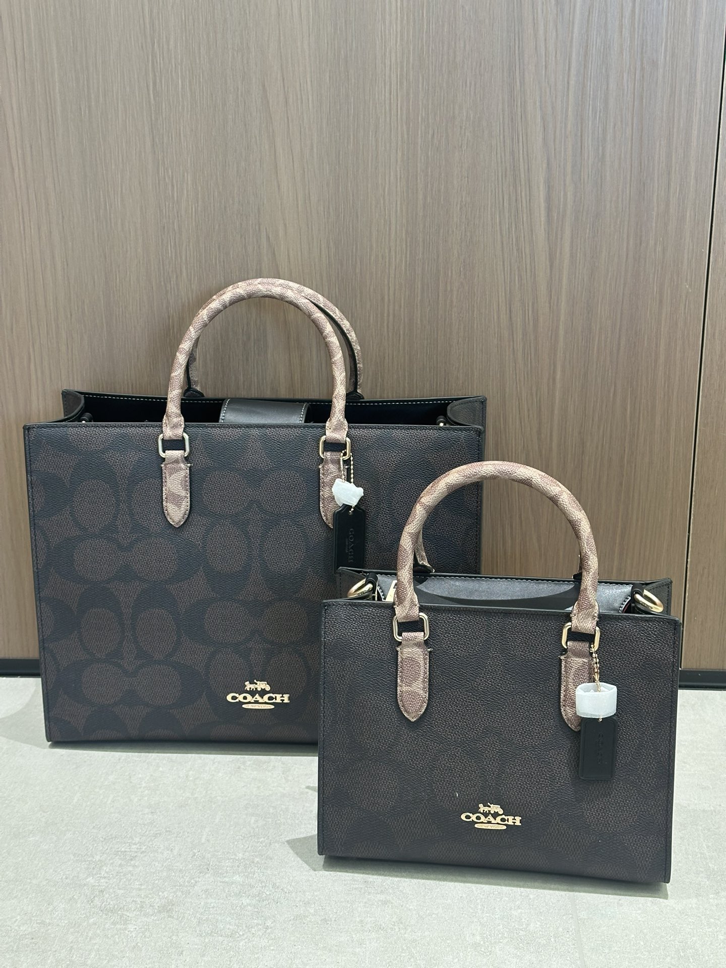 Coach 大号36.5*28 四个颜色：奶茶老花 咖啡老花 纯黑 石灰色