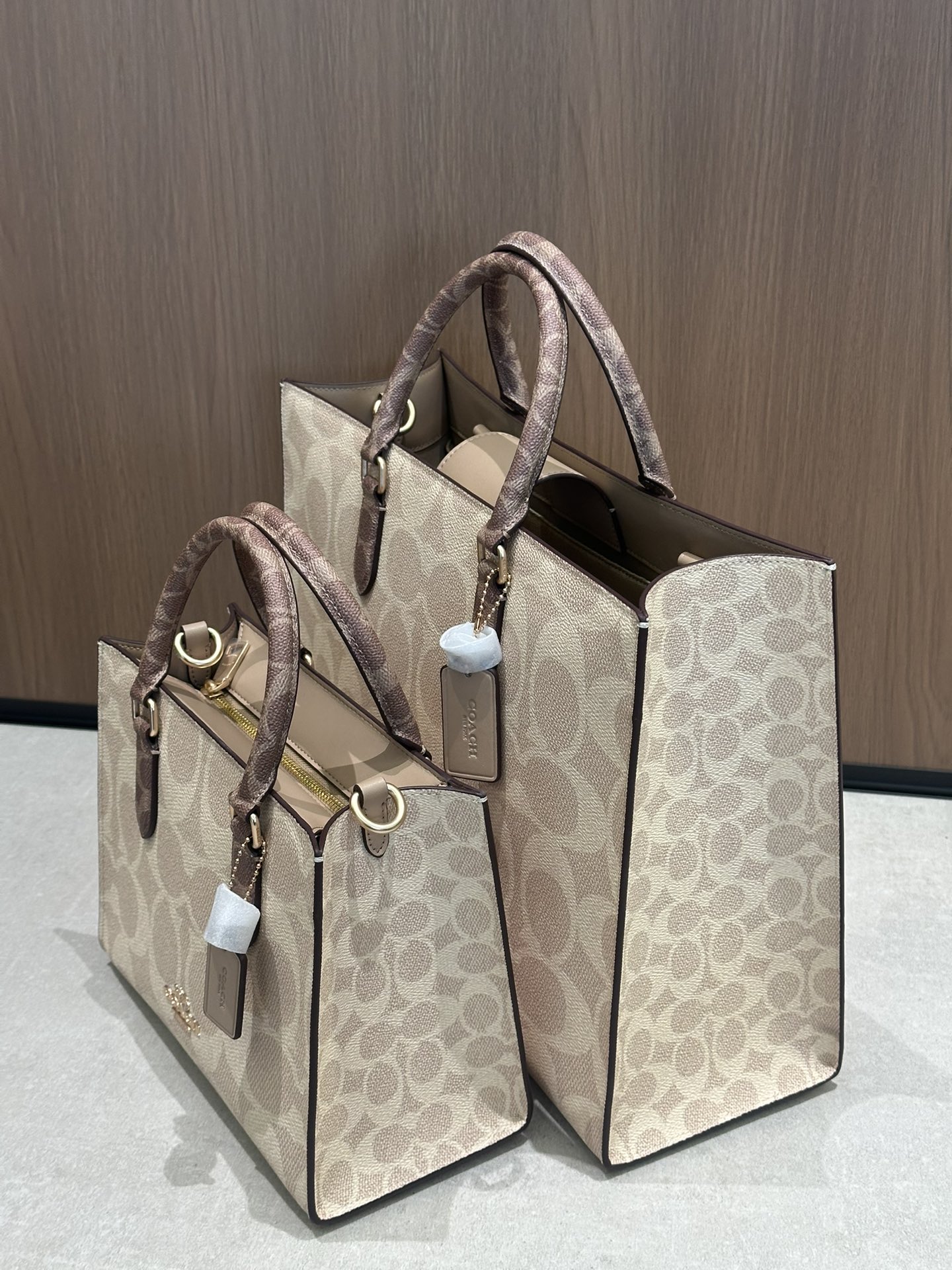 Coach 大号36.5*28 四个颜色：奶茶老花 咖啡老花 纯黑 石灰色