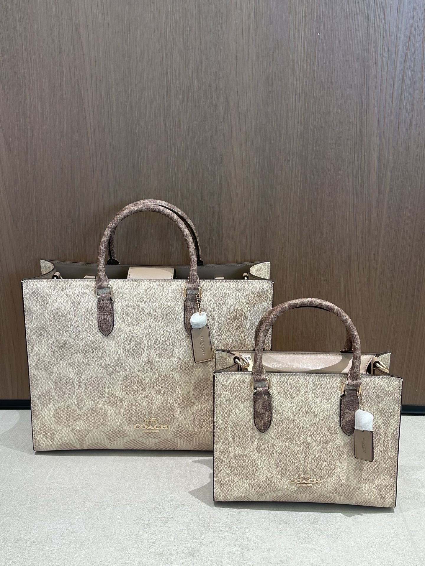 Coach 大号36.5*28 四个颜色：奶茶老花 咖啡老花 纯黑 石灰色