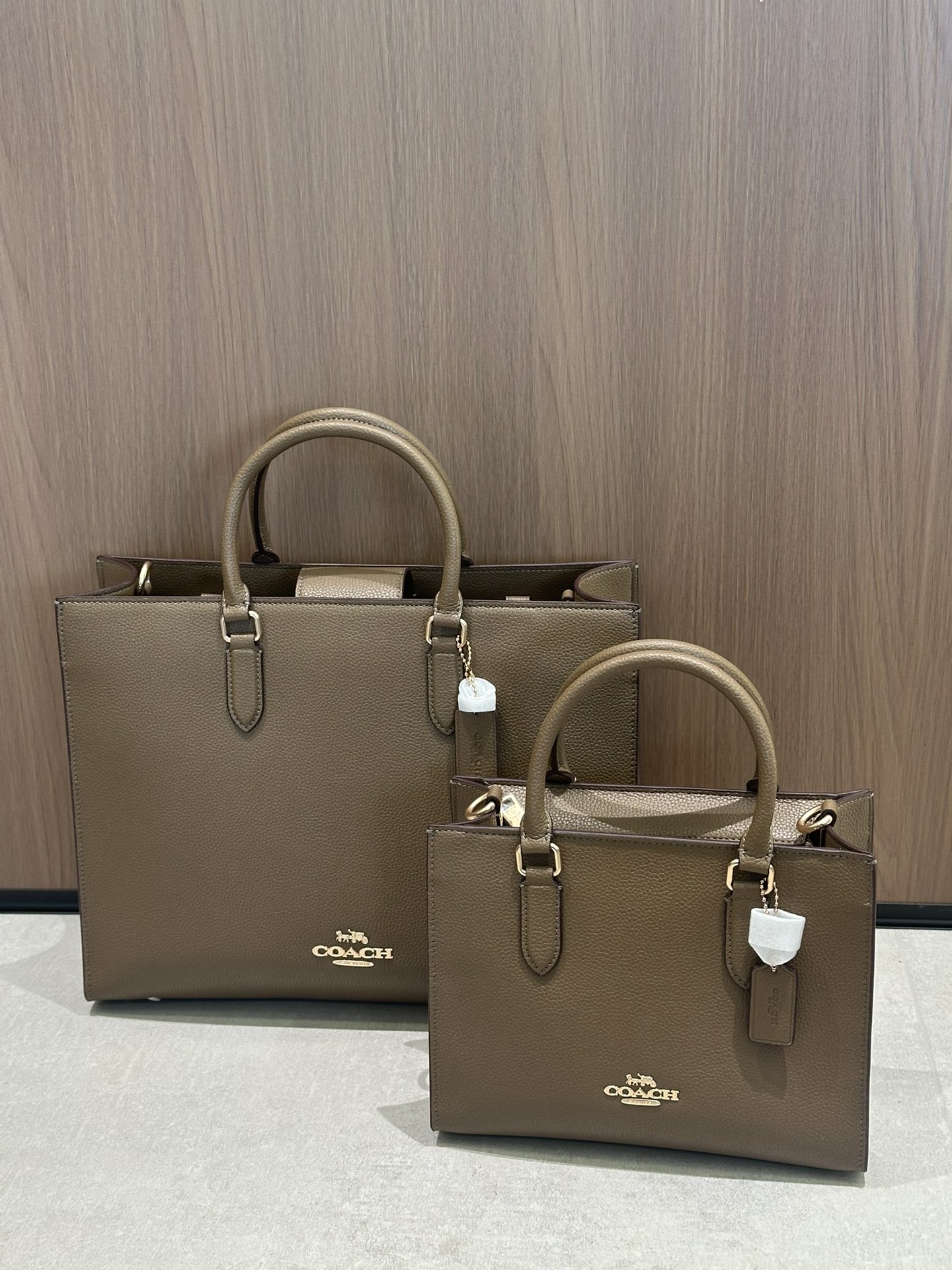Coach 大号36.5*28 四个颜色：奶茶老花 咖啡老花 纯黑 石灰色
