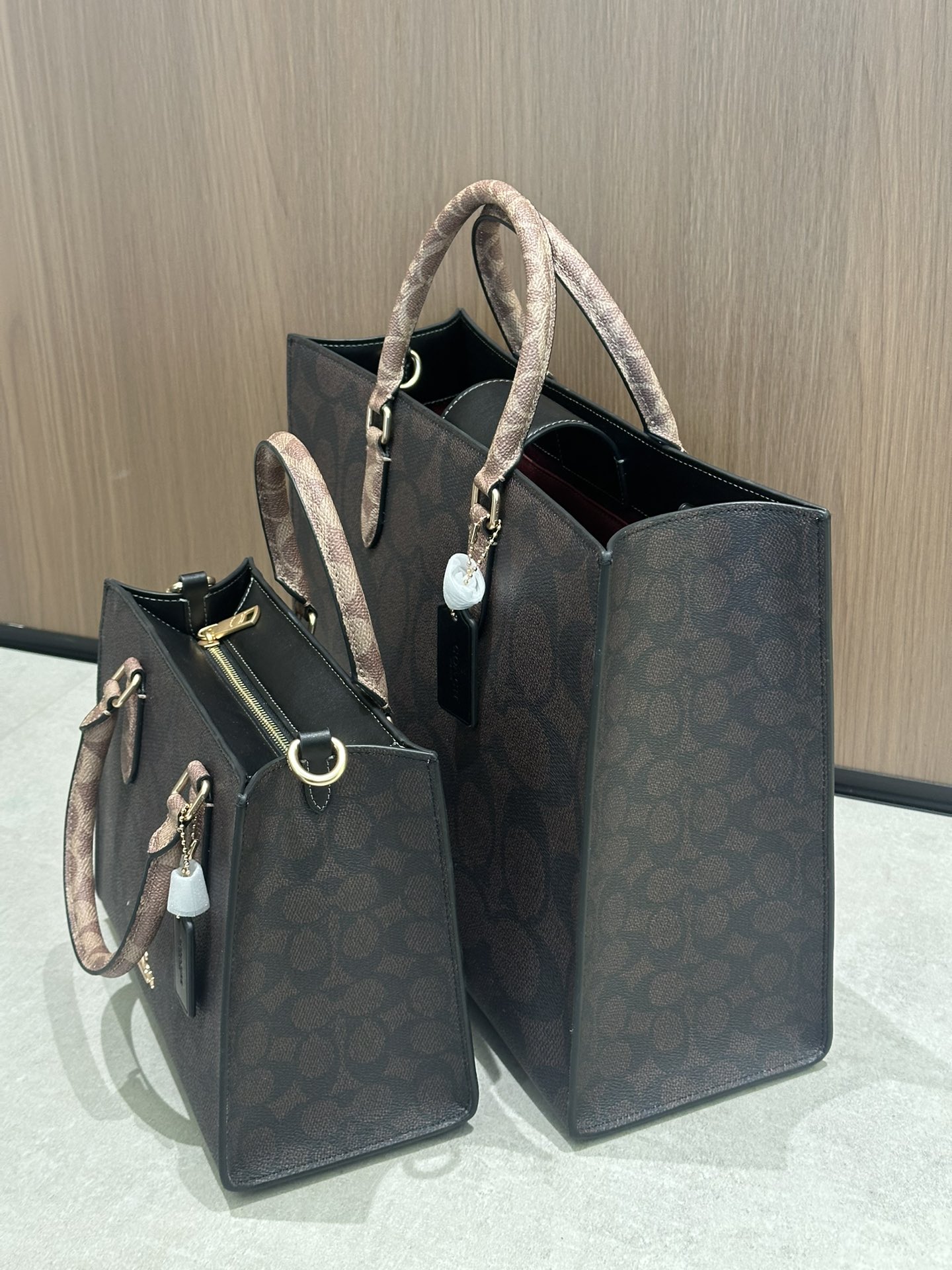 Coach 大号36.5*28 四个颜色：奶茶老花 咖啡老花 纯黑 石灰色