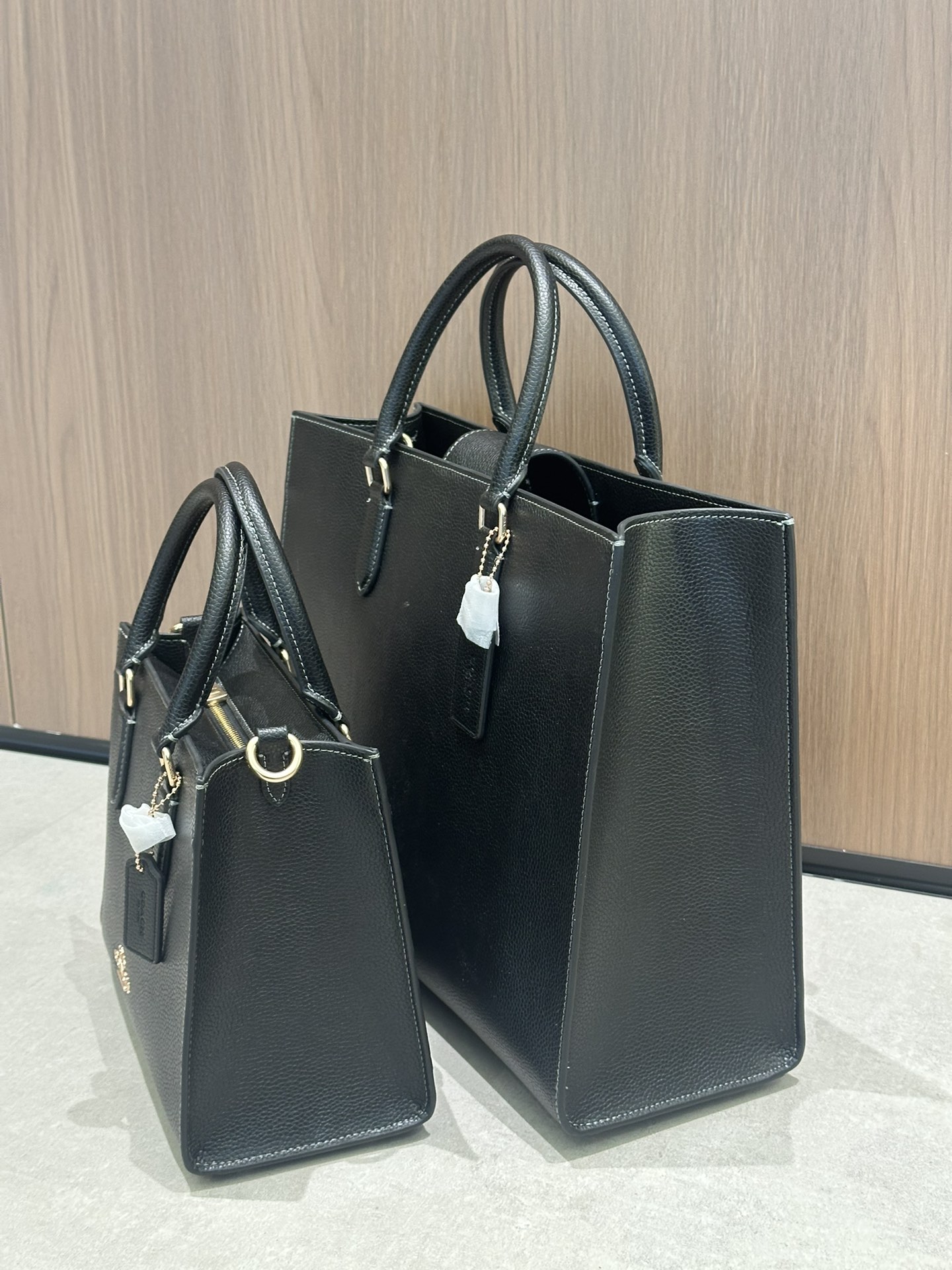 Coach 大号36.5*28 四个颜色：奶茶老花 咖啡老花 纯黑 石灰色