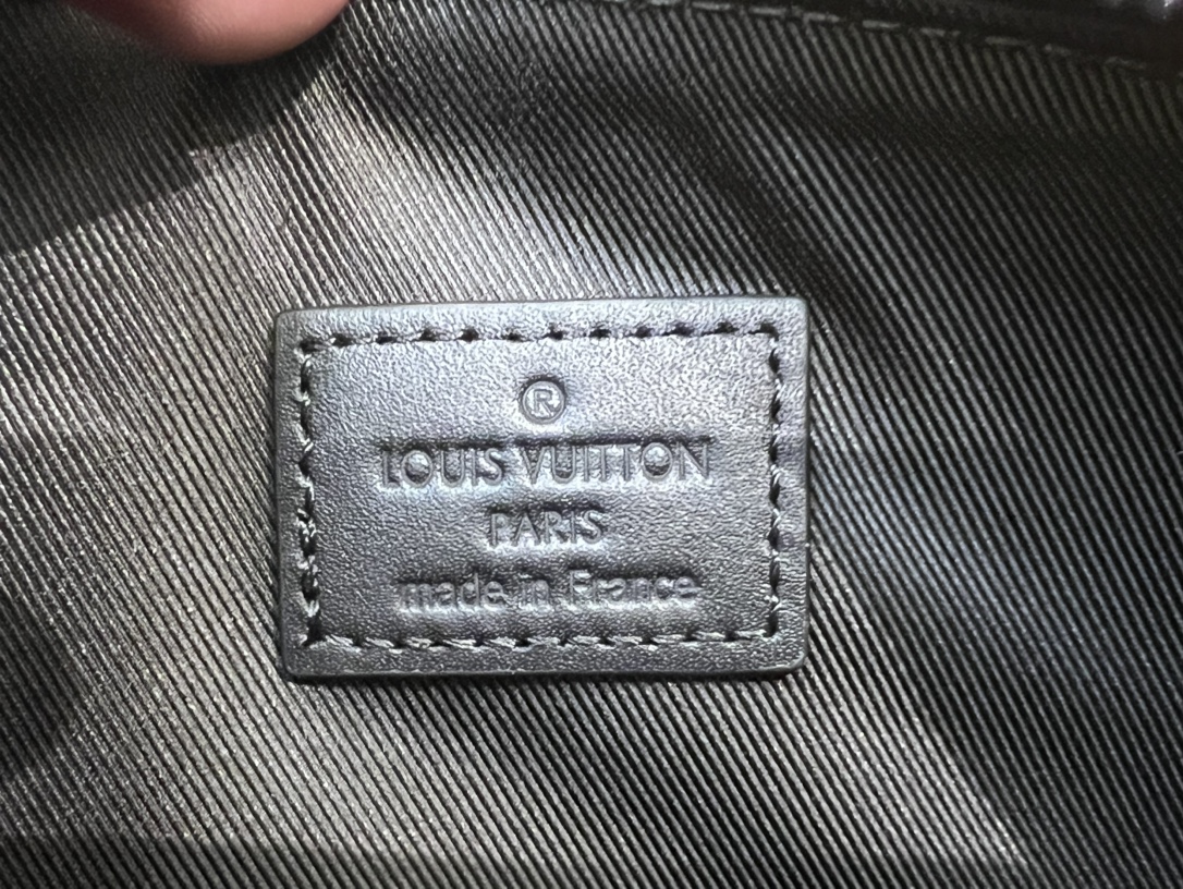 this Takeoff Pouch features a zipped front pocket and main compartment - Bag 9