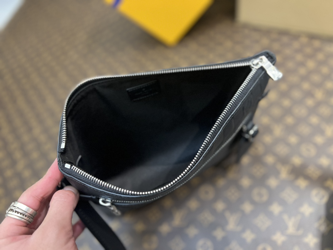 this Takeoff Pouch features a zipped front pocket and main compartment - Bag 8