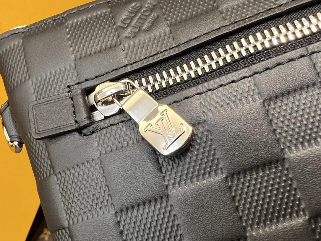 this Takeoff Pouch features a zipped front pocket and main compartment - Bag 7