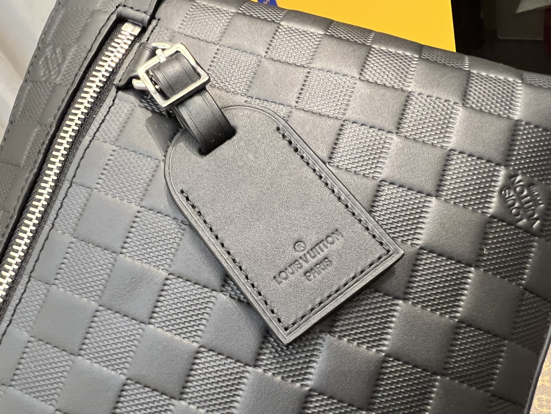 this Takeoff Pouch features a zipped front pocket and main compartment - Bag 6