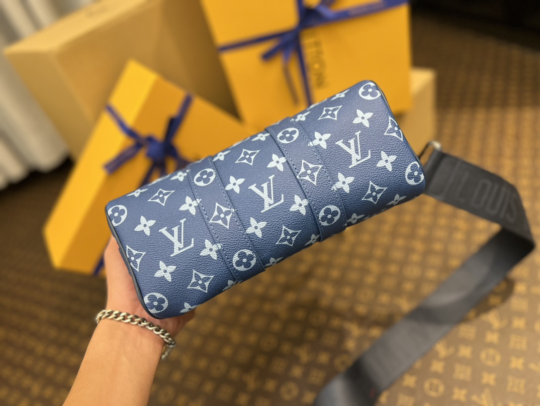 M46803蓝花 男包枕头包系列 KEEPALL BANDOULIÈRE 25手袋 這款Axy Keepall Bandoulière 4