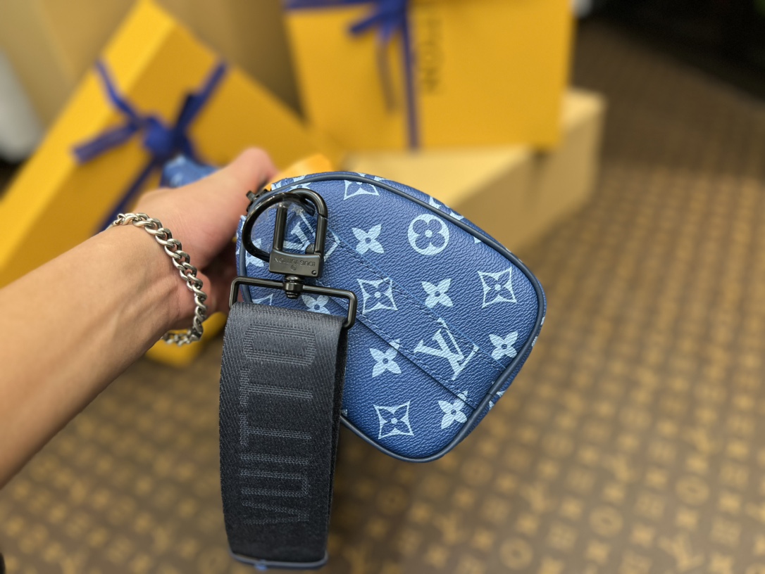 M46803蓝花 男包枕头包系列 KEEPALL BANDOULIÈRE 25手袋 這款Axy Keepall Bandoulière 3