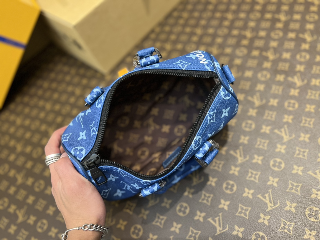 M46803蓝花 男包枕头包系列 KEEPALL BANDOULIÈRE 25手袋 這款Axy Keepall Bandoulière 8