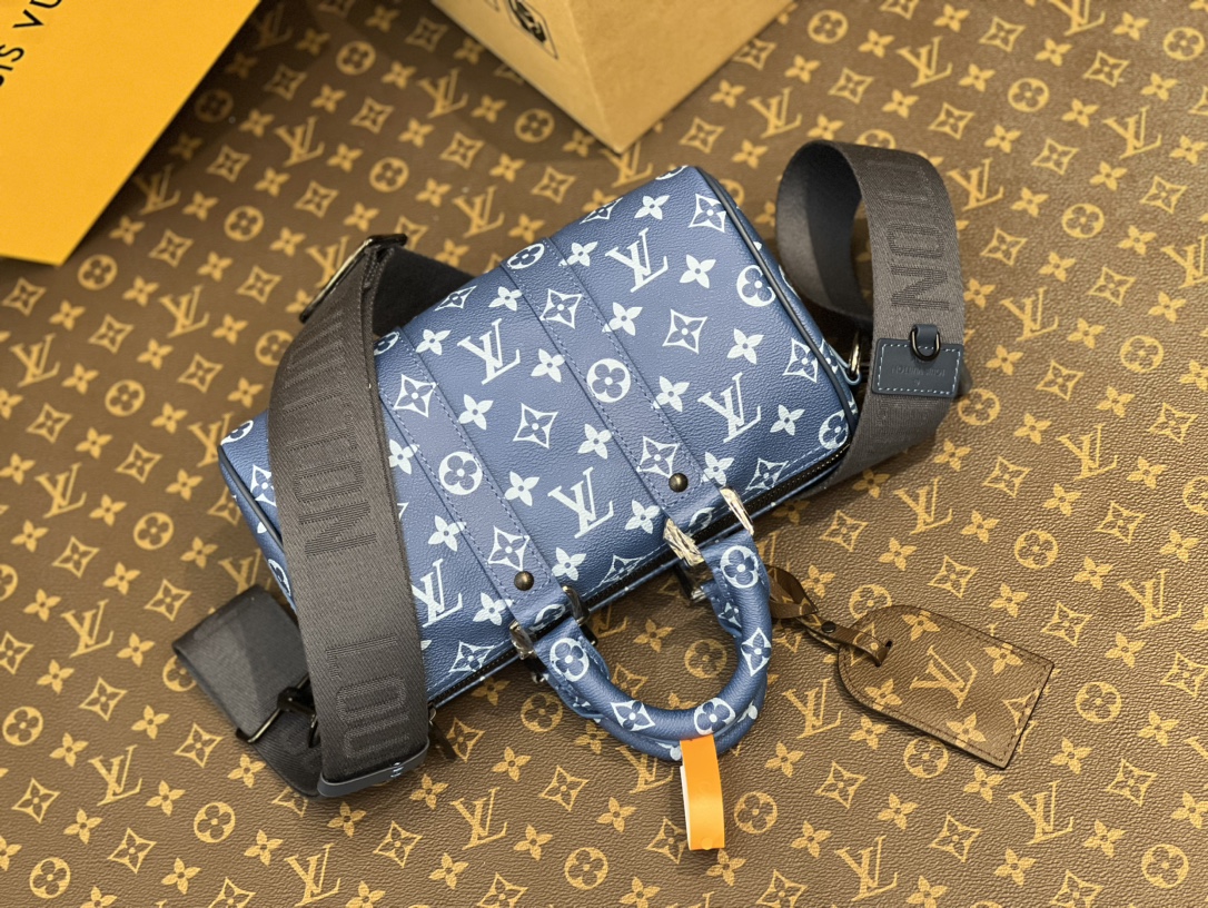 M46803蓝花 男包枕头包系列 KEEPALL BANDOULIÈRE 25手袋 這款Axy Keepall Bandoulière 5
