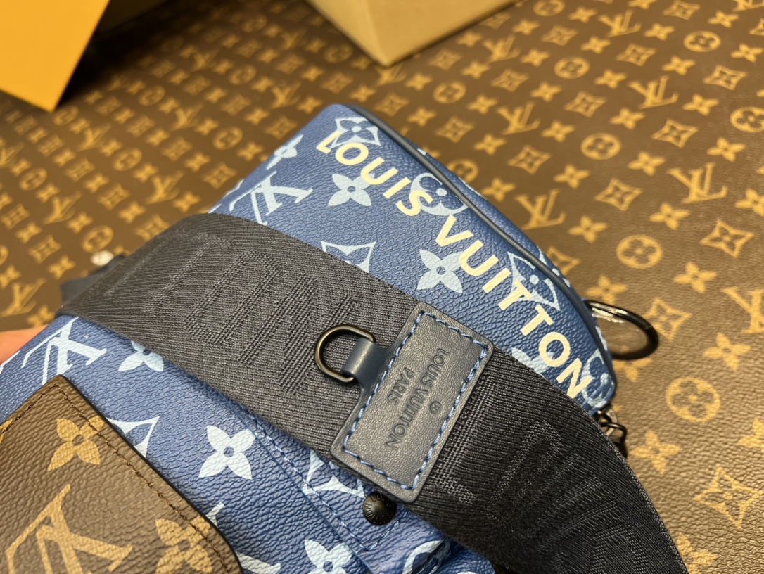 M46803蓝花 男包枕头包系列 KEEPALL BANDOULIÈRE 25手袋 這款Axy Keepall Bandoulière 6