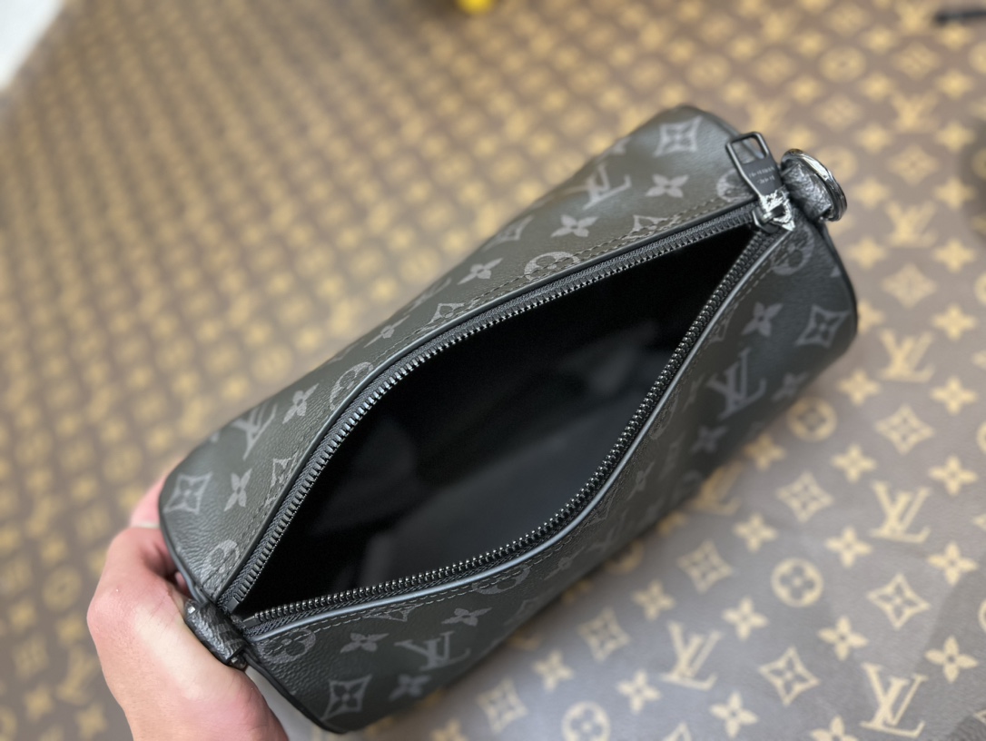 M46796黑花 本款 Soft Polochon 小号手袋选用 Monogram Eclipse 涂层帆布塑造贴身构型 8