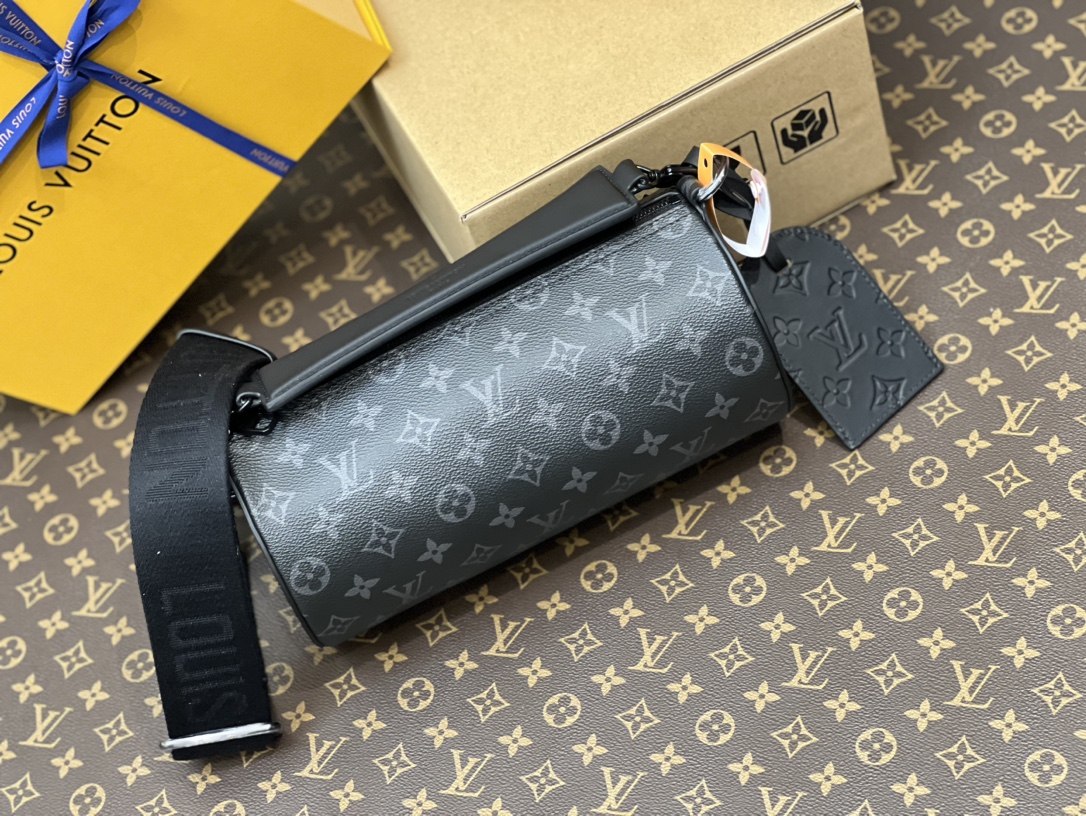 M46796黑花 本款 Soft Polochon 小号手袋选用 Monogram Eclipse 涂层帆布塑造贴身构型 2