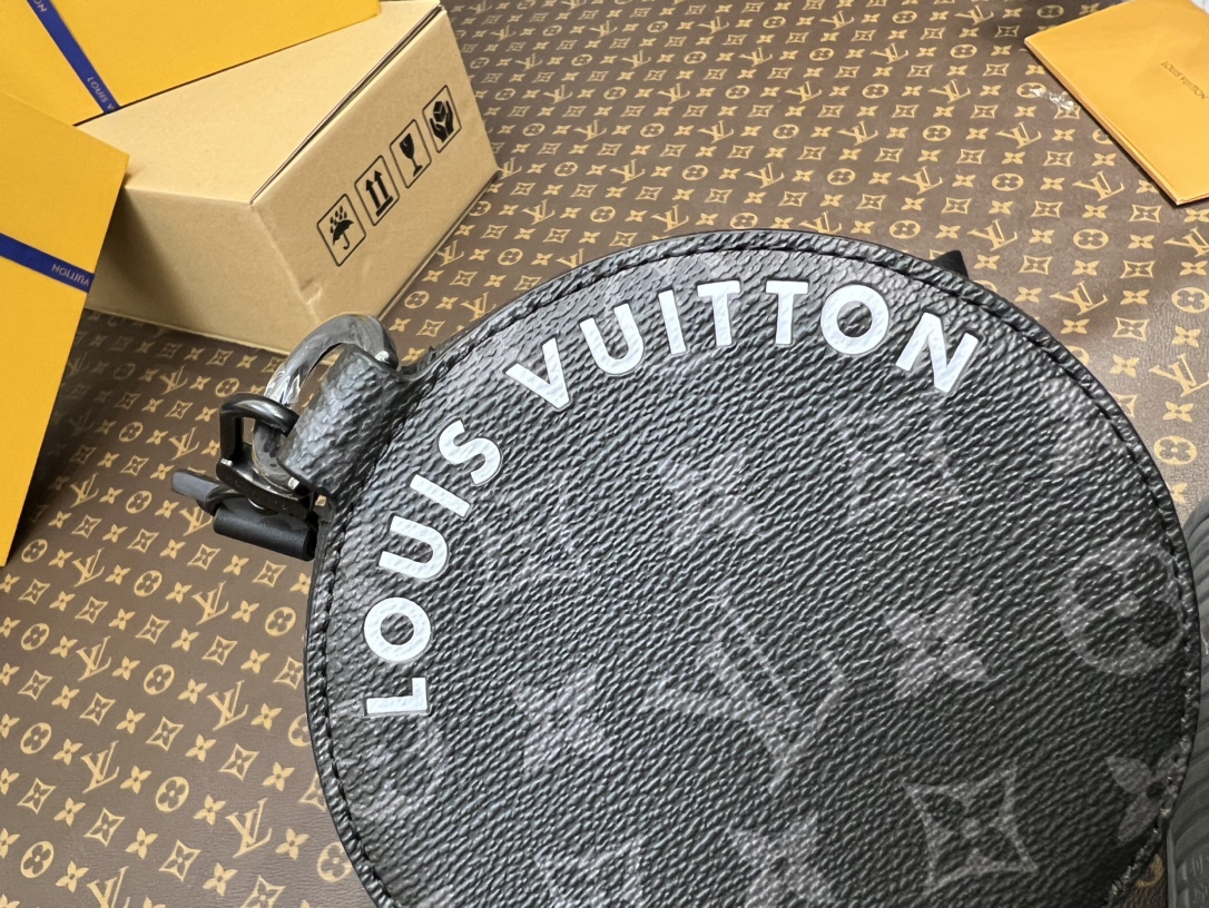 M46796黑花 本款 Soft Polochon 小号手袋选用 Monogram Eclipse 涂层帆布塑造贴身构型 7