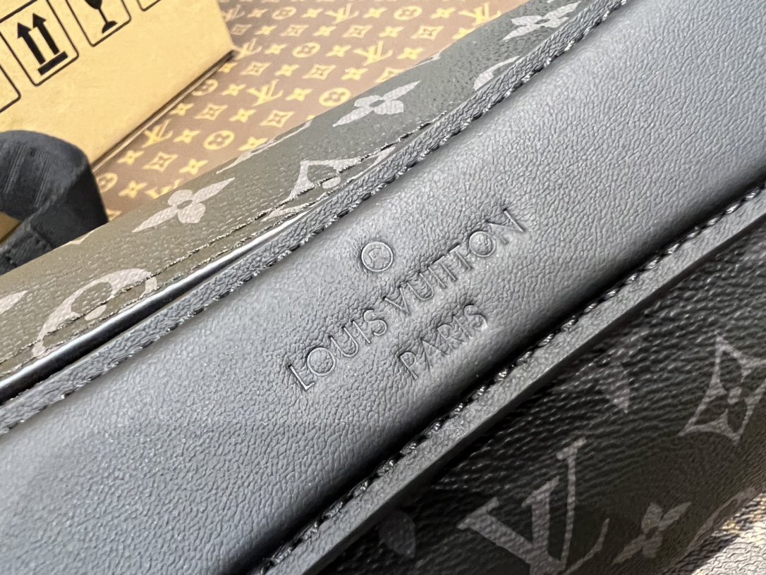 M46796黑花 本款 Soft Polochon 小号手袋选用 Monogram Eclipse 涂层帆布塑造贴身构型 5