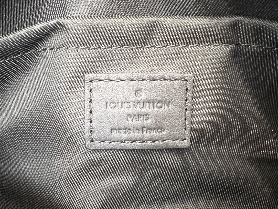 M46796黑花 本款 Soft Polochon 小号手袋选用 Monogram Eclipse 涂层帆布塑造贴身构型 9
