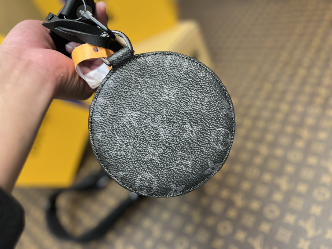 M46796黑花 本款 Soft Polochon 小号手袋选用 Monogram Eclipse 涂层帆布塑造贴身构型 3