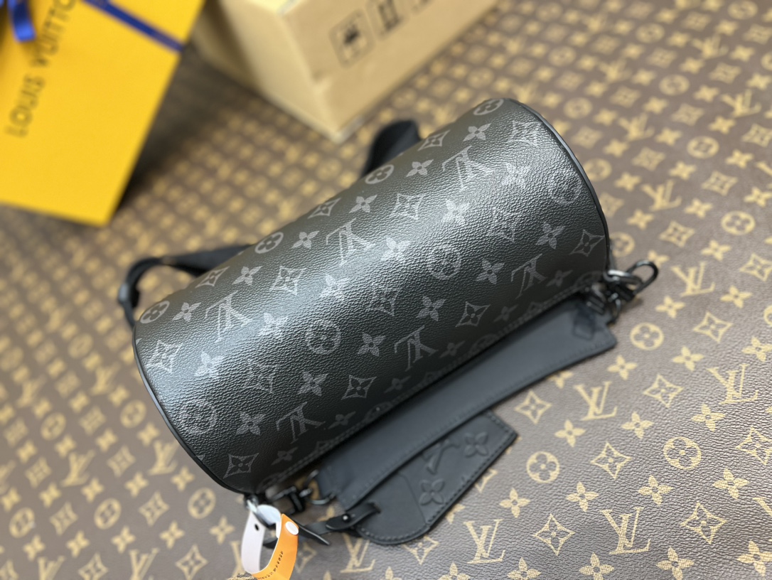 M46796黑花 本款 Soft Polochon 小号手袋选用 Monogram Eclipse 涂层帆布塑造贴身构型 4
