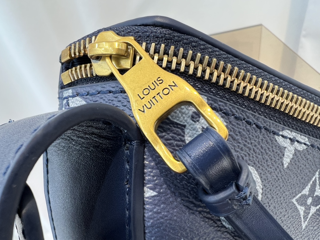 Louis Vuitton Haute Couture Classic Luxury Handbag Shoulder Crossbody 6