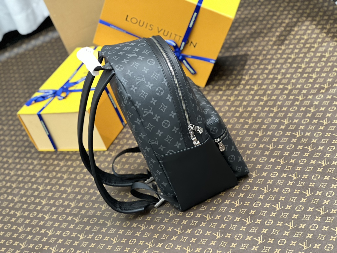 Louis Vuitton Specially purchased channel boutique LV M22545 large size small M22558 This Discovery medium backpack is made of Monogram Eclipse c