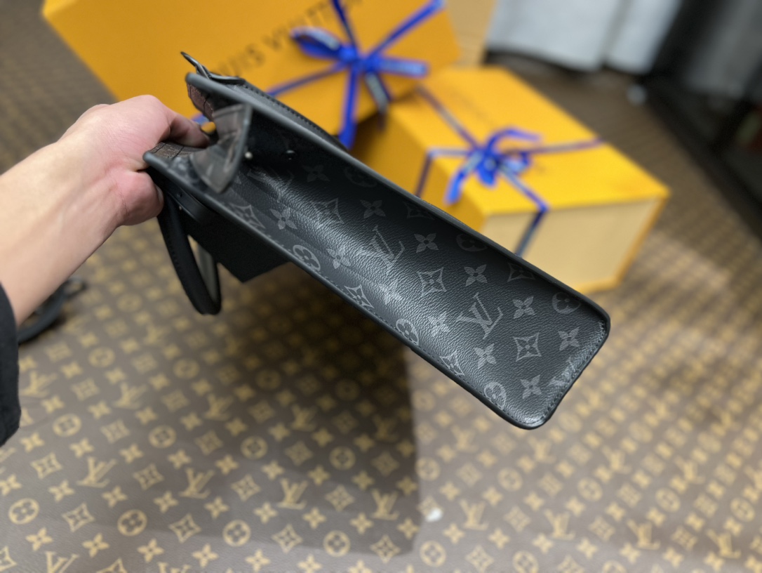 Louis Vuitton Special offer for purchasing agent: M45265Lv Sac Plat Horizontal Zippe briefcase is made of Monogram Eclipse canvas and leather, wi