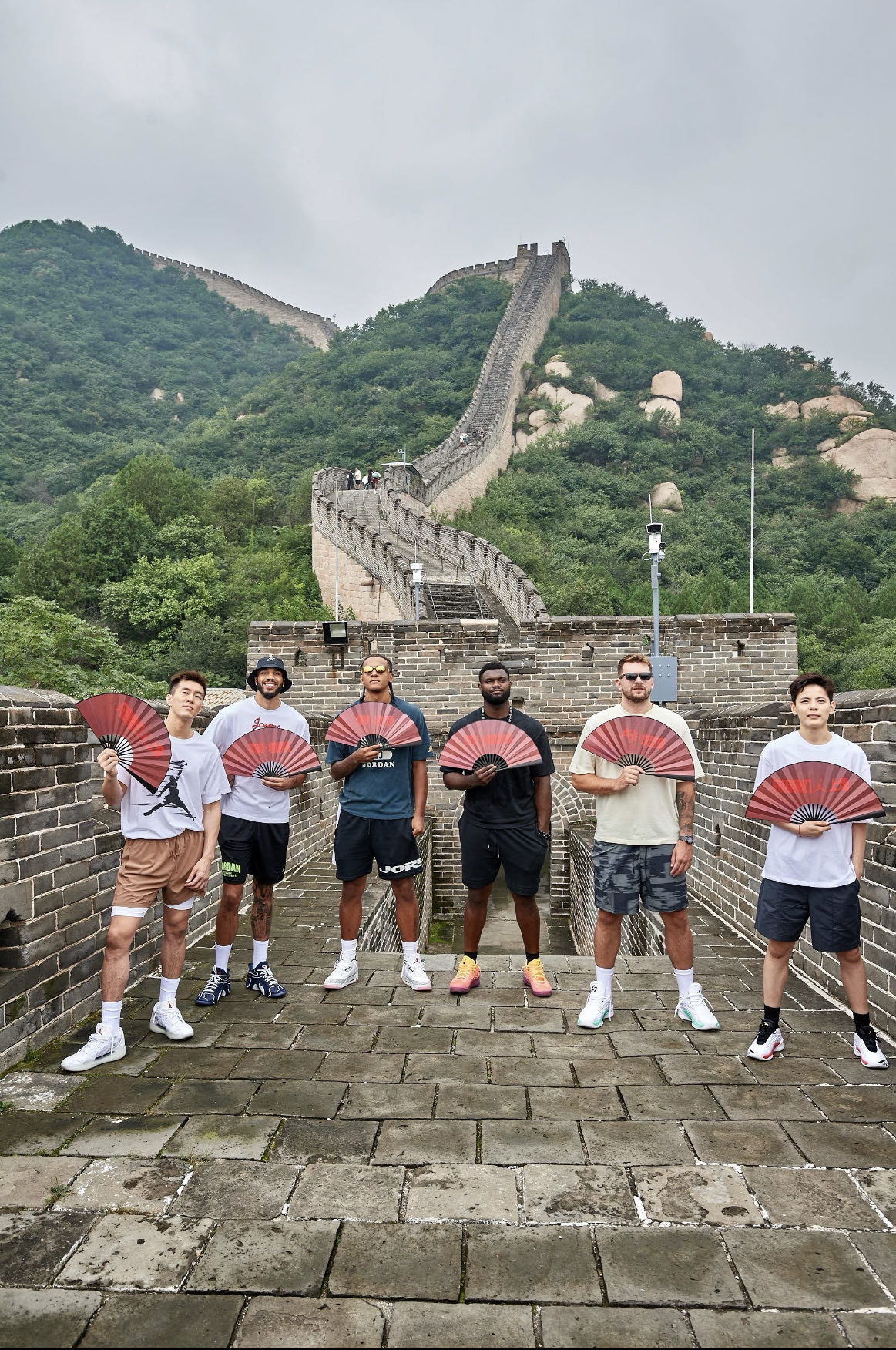 75💰特价不退换🉐(编号0031)
郭艾伦东契奇中国行火爆同款!纯原版本!得物版本!【FZ1920!AIR JORFAN!AJ 乔丹!耐克 NIKE 25SS 新款!胸前幻影飞人logo!MVP系列!篮球训练短袖!休闲纯棉T恤短袖】
【正宗申洲200克面料!不起球!不变形!不缩水!】
【原版!情侣款!最大码200多斤无压力!】
【众明星 网红同款!大众喜爱!3万+销量!18万想要!】
郭艾伦东契奇中国行火爆同款!FZ1920!AIR JORFAN!AJ 乔丹!耐克 NIKE 25SS 新款!胸前幻影飞人logo!MVP系列!篮球训练短袖!休闲纯棉T恤短袖夏季针织休闲运动亲肤柔软标准款T恤上衣新款纯棉圆领短袖T恤 FZ1920
货号 FZ1920
面料 新疆棉花 申洲国际
颜色 黑色 白色
尺码 M-XXL
M L XL XXL
肩宽 45 47 49 51
胸围 98 102 106 110
衣长 68 70 72 74
M码/170 适合130斤以下!(女神码!)
L码/175 适合135-145斤
XL码/180 适合150-165斤
XXL码/185 适合170-200多斤