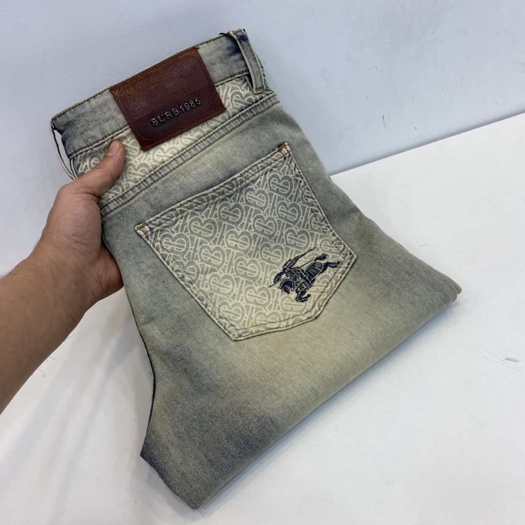 💵114 Burberry巴宝莉战马印花牛仔裤【顶级品质】 真正的做到完美原版复刻, 精选水洗牛仔面料 经过特殊的洗水工艺 扎染步骤 多次洗水致牛仔均匀做旧 做旧处理工艺毫无瑕疵可言 工艺十分繁琐 把控没吓唬我细节,每一个铺料均有品牌logo 三标全齐! 蓝色简约款,超火爆的宽松裁剪,必备牛仔裤!毫无夸张秒杀市面上一切版本,水系牛仔夹克细节满满,全部刺绣都在背后,正面简单低调的一件百搭牛仔裤背面直接联名1ogo 刺绣.加上定制五金1ogo组扣!一个细节就足以说明品质.无论细节还是材质都十分有分量与质感的外套意大利客供进口面料打造,牛仔面料有点弹性,精制的风格牛仔外套,一件经典的bur你值得拥有. 不需要过多言语去阐述的极品,质量经的起推敲.现货均己入仓,期待你们的超强搭配  颜色:图片色 裤长 97 98 99 100 腰围 74 78 82 86 臀围 98 102 106 110 脚口 34 35 36 37 推荐 5斤 L 115-130斤 XL 130-155斤 XXL 155-170斤