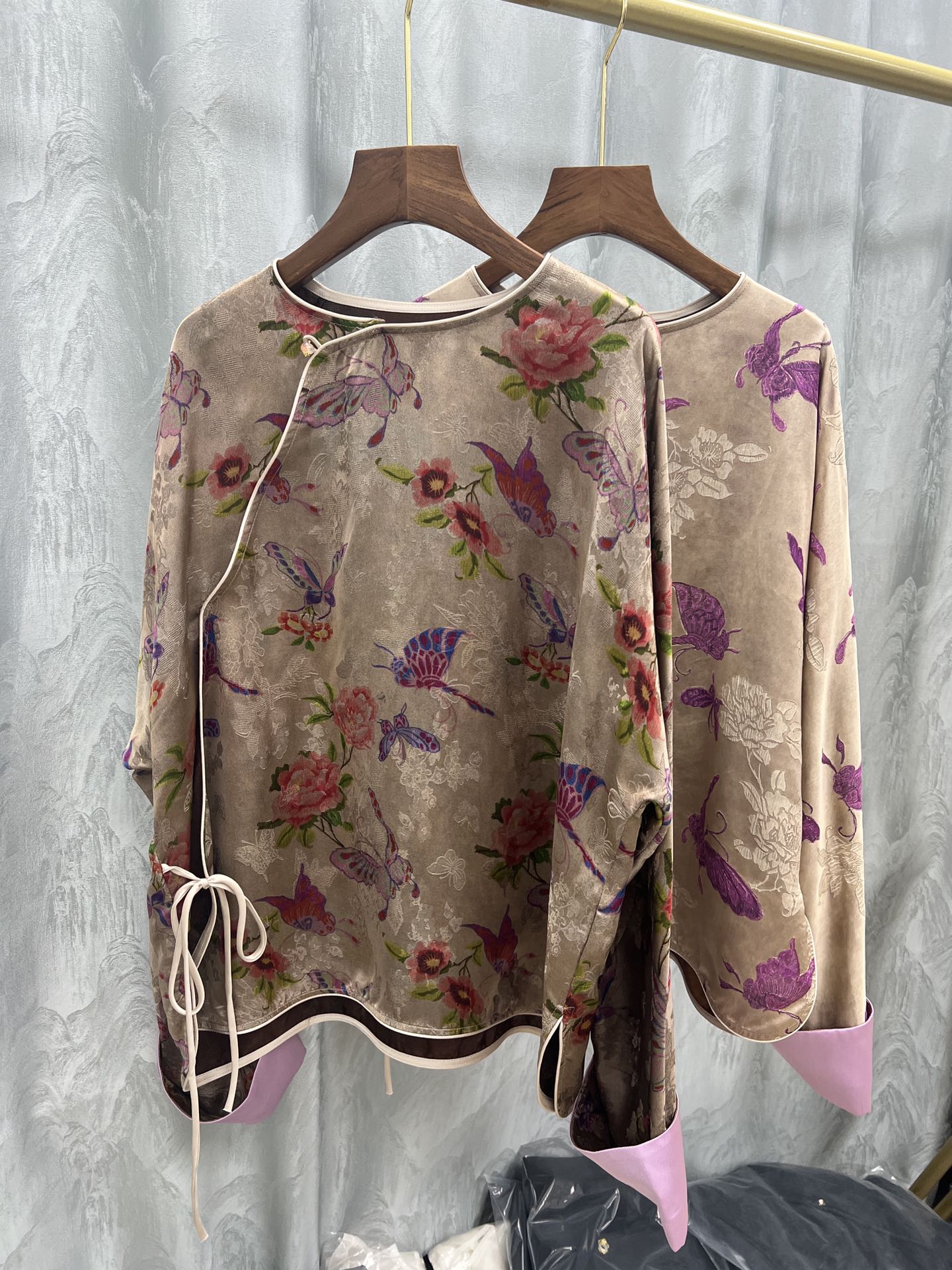 新款爆款薄款香云纱气质开衫S-X L颜色：紫蝴蝶，红花
