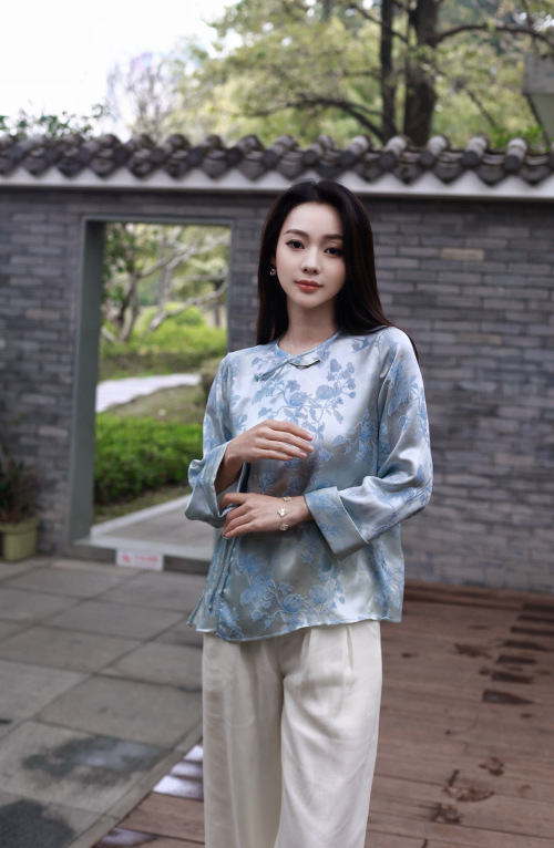 Elegant Women's Silk Blouse with Floral Design, Available in Multiple Colors. 1 Elegant Women's Silk Blouse with Floral Design, Available in Multiple Colors.