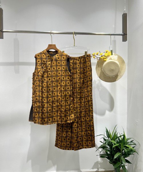 Elegant Jacquard Vest and Pants Set in Luxurious Gold - Sizes S to XL 1 Elegant Jacquard Vest and Pants Set in Luxurious Gold - Sizes S to XL