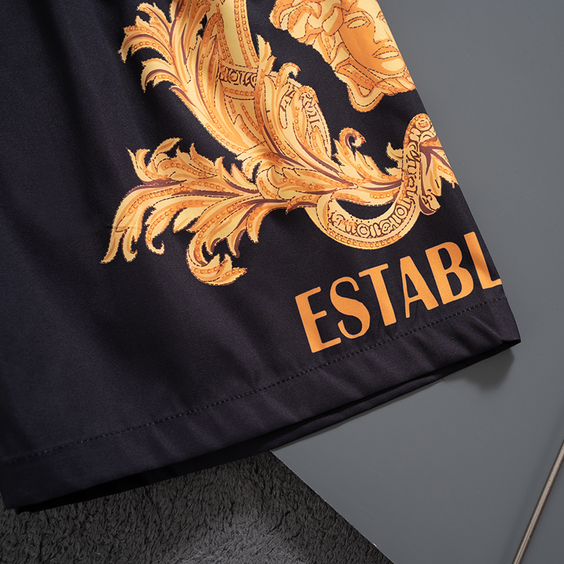 P🔥🔥🔥
VERSACE 范思哲 2025最新款 短裤沙滩裤  沙滩旅游必备  高订制原版五金！ 上身效