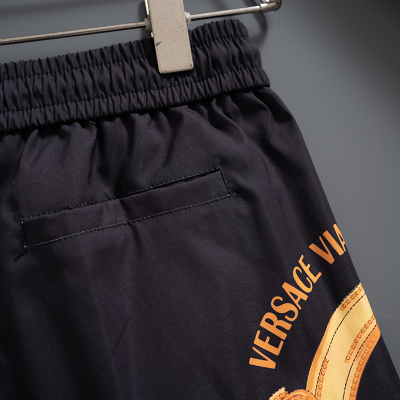 P🔥🔥🔥
VERSACE 范思哲 2025最新款 短裤沙滩裤  沙滩旅游必备  高订制原版五金！ 上身效