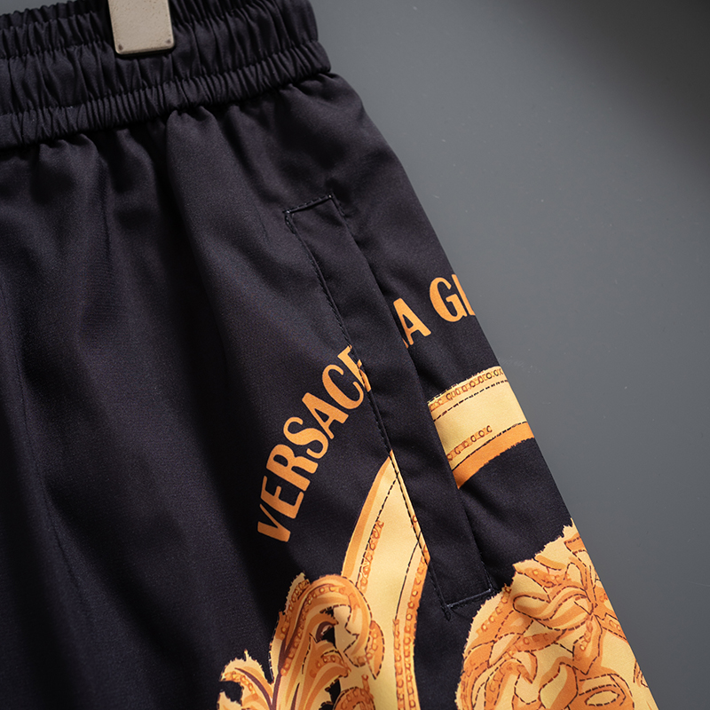 P🔥🔥🔥
VERSACE 范思哲 2025最新款 短裤沙滩裤  沙滩旅游必备  高订制原版五金！ 上身效