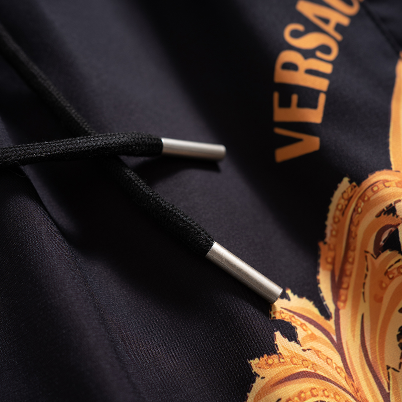 P🔥🔥🔥
VERSACE 范思哲 2025最新款 短裤沙滩裤  沙滩旅游必备  高订制原版五金！ 上身效