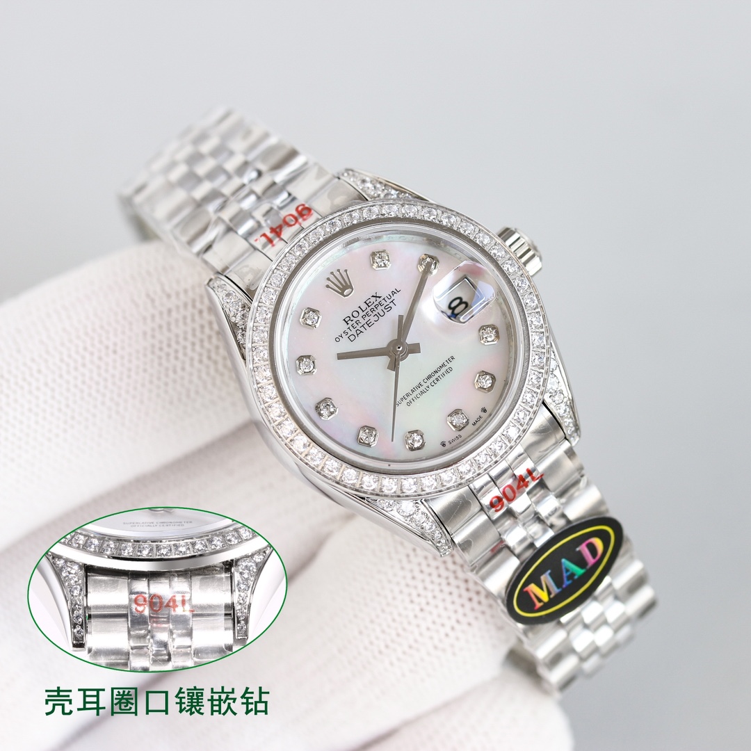 NO:143544,Produced by Mingjiang Ruikong, White Diamond, Square Diamond, MAD Paris, Rolex ROLEX Log Series RV1, dazzling color diamonds—olive green, pink diamonds, crystal yellow!  Add different colors to the women's diary with colorful beauty. 1. The shell is made of the purest 904 steel raw material, inlaid with 4-horned moissanite, paired with 36 diamonds inlaid with 904 ring mouths and 4 colored diamonds!  Perfectly present the beauty of diamonds, dazzling and gorgeous!  The case thickness is 10.3mm the same as the original one!  Crown screw-in double buckle lock dual waterproof system!  2. Mirror anti-scratch blue crystal glass, anti-reflective convex and translucent enlarged calendar window!  3. The crown logo with the characteristics of the Rolex dial, the color diamonds at the ring and the various primary colors of the dial form a colorful women's watch!  There are also various characteristics of the scales that are comparable to the original ones, as shown in the details below!  4. It adopts Swiss 2671 movement (parameter 28800) and is made of non-domestic 2671!  This movement is better than the nh05 movement, regardless of whether it is moving or swinging!  Although it is a little expensive, good goods are not cheap!  5. Factory C uses the so-called new double-headed 904L stainless steel strip with original mold opening. The middle bead of Crescent Bay is thinner and will be more suitable for women's wrists and look more beautiful!  The following detailed picture is exquisitely recommended by Mingjiangrui Watches for women's mechanical watches, Rolex19860909名匠瑞表出品 白钻 方钻  MAD Paris 劳力士 ROLEX 日志系列 RV1 夺目彩钻—橄榄绿、粉刚钻、水晶黄！以炫彩夺丽给日志女款增加不同的色彩 1.外壳以最纯粹的904钢原材料制造,镶嵌4角耳莫桑石,搭配904圈口镶嵌的36颗钻石,4颗彩钻！完美呈现钻石的美,夺目,绚丽！表壳厚度10.3mm与原装一致！表冠旋入式双扣锁双重防水系统！ 2.镜面抗刮损蓝水晶玻璃,防反光凸透式放大日历窗！ 3.劳力士表盘特点的皇冠logo,圈口的彩钻与表盘各种原色形成绚丽多彩的女性腕表！还有各种特点的刻度丁都媲美原装,如下面细节图！ 4.采用瑞士2671机芯（参数28800）非国产2671！此机芯无论走时还是摆幅都比nh05机芯更好！虽然有点小贵,但好货不便宜！ 5.C厂用原装开模所谓的新款双头粒904L不锈钢钢带,月牙湾的中珠,厚度偏薄,对于女性手腕会更加贴服,看起来比较美观！如下细节图 名匠瑞表精致推荐女士机械腕表,,rolex,Watch