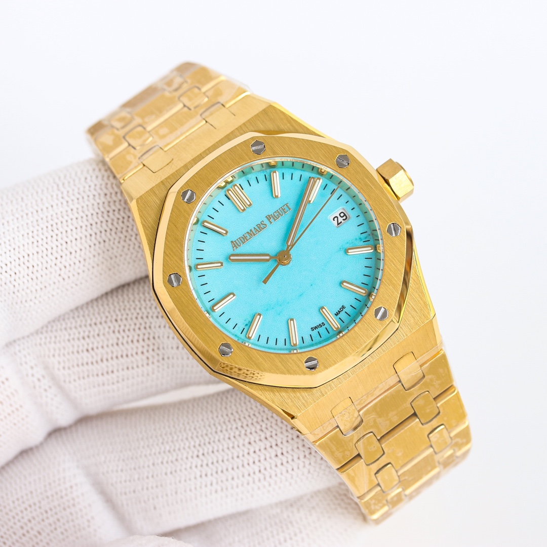 NO:765252,AP women's Audemars Piguet Royal Oak models 15550ST - 15451ST are shockingly launched online. The redundant parts of the movement deck are removed to make it more hollow - achieving the pinnacle of steel watches - demonstrating strength to defend the title of 'steel' king!  [6 subtleties] 1. The authentic product is disassembled and the size is 37 mm, which is consistent with the original product!  2. Perfectly restore every detail of the genuine watch case, fully displaying the masculine temperament of the genuine 'angular, resolute and courageous'. 3. The workmanship of the steel strap is impeccable, and is better than any steel strap watch on the market. The tightness of the 'buffer belt' connecting the head of the steel strap and the watch is exactly the same as the original.  4. The automatic rotor pays tribute to the original. It is the only version on the market that has the same color as the original (general versions on the market are reddish) and the ap family emblem is uniquely engraved on it. 5. The imported movement is used to change the Audemars Piguet CAL movement to be more stable, better and more real. 6. The 'biscuit texture' of the dial is three-dimensional and full, full of energy!  It’s definitely not the lost soul of an ordinary small factory. The experience is exquisite and the feeling is different!  Must be a quality product!  !  !  ,,audemars19860909AP 女款 爱彼皇家橡树 型号15550ST——15451ST 震撼上线剔除机芯甲板多余部分,使之变得更加镂空——成就钢表巅峰—— 实力演绎 卫冕“钢”王！【6大精妙之处】 1.正品拆解开模,尺寸为37毫米与正品一致！ 2.完美还原正品表壳的每一处细节,尽显正品“棱角分明 坚毅果敢”的阳刚气质. 3.钢带的做工无可挑剔,比市面上任何钢带表做工均要更上一层楼,钢带头粒和表头衔接的“缓冲带”的松紧程度与正品一模一样. 4.自动陀的与原装致敬,是市面唯一做到颜色于原装一致的版本（市面一般版本均偏红）其上的ap族徽雕刻独一无二.5.采用进口机芯改爱彼CAL机芯更稳定,更优秀,更真实. 6.表盘的“饼干纹理”立体饱满,精神抖擞！绝非普通小厂一般失魂落魄. 体验精妙 感受不同！必属精品！！！,,audemars,Watch