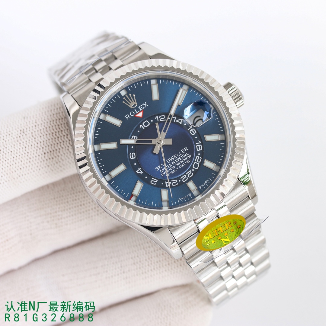 NO:820653,The new series of Rolex / Skywalker series Sky-Dweller, 'the most complex Rolex in history' is officially launched! It redefines the true 'Skywalker' copy with exquisite craftsmanship and the correct adjustment method of the watch. The 42MM Oyster case is polished with 904L stainless steel, reappearing the classic. Highly transparent sapphire mirror, small window convex lens to magnify the calendar. The bezel uses a Rolex Ring Command triangular pit pattern two-way rotating bezel, and the rotating outer ring can adjust the month function. The buckle is a folding Oyster buckle with a 5MM easy-adjustable link extension system. And iu The exclusive authentic 'charming blue' radial pattern dial with molded text changes flexibly in the sun and cloudy days, and has the same charm as the original. N's exclusively modified 9001 movement, 21600 oscillations per hour. The power reserve reaches 72 hours. The correct adjustment method consistent with the original is in the second time zone, and the Sky-Dweller is displayed through the sub-dial. It consists of two elements: the red triangle below the LOGO, which points to the time in the second time zone, with 24 Hour clock display. Rotate the head and pull it out to the first gear. When it goes up, it adjusts the calendar gear. When it goes down, it adjusts the hour hand (the minute hand remains stationary). When it is pulled to the second gear, it can adjust the time/sub-dial normally. A 24-hour watchmaking mechanical watch. ,,,rolex19860909全新 系列 劳力士 / 天行者系列 Sky-Dweller“史上最复杂劳力士”正式面市了！以精湛的工艺技术与表款的正确调校方式重新定义了真正的“天行者”副本. 42MM的蚝式表壳采用904L精钢打磨,经典重现.高通透蓝宝石镜面,小窗凸透镜放大日历.表圈采用劳力士Ring Command三角坑纹双向旋转表圈,旋转外圈可调节月份功能.表扣是摺叠蚝式带扣配5MM易调链节延展系统.而iu 独家正品开模字面的“魅蓝色”放射纹表盘,阳光下阴天里变化灵动,与正品拥有一样的神韵. N独家改装的9001机芯,21600每小时振荡次数.动力储备达到72小时间.而与正品一致正确的调校方式是在第二时区上,Sky-Dweller是通过子表盘显示.它由两个元素组成:位于LOGO下方的红色三角形,它指向第二时区的时间,以24 小时制显示.旋转把头拉出来到第一档,往上则为调日历档,往下则单调时针(分针保持不动).拉至第二档可正常调时间/子表盘的24 小时制表机械腕表 ,,,rolex,Watch