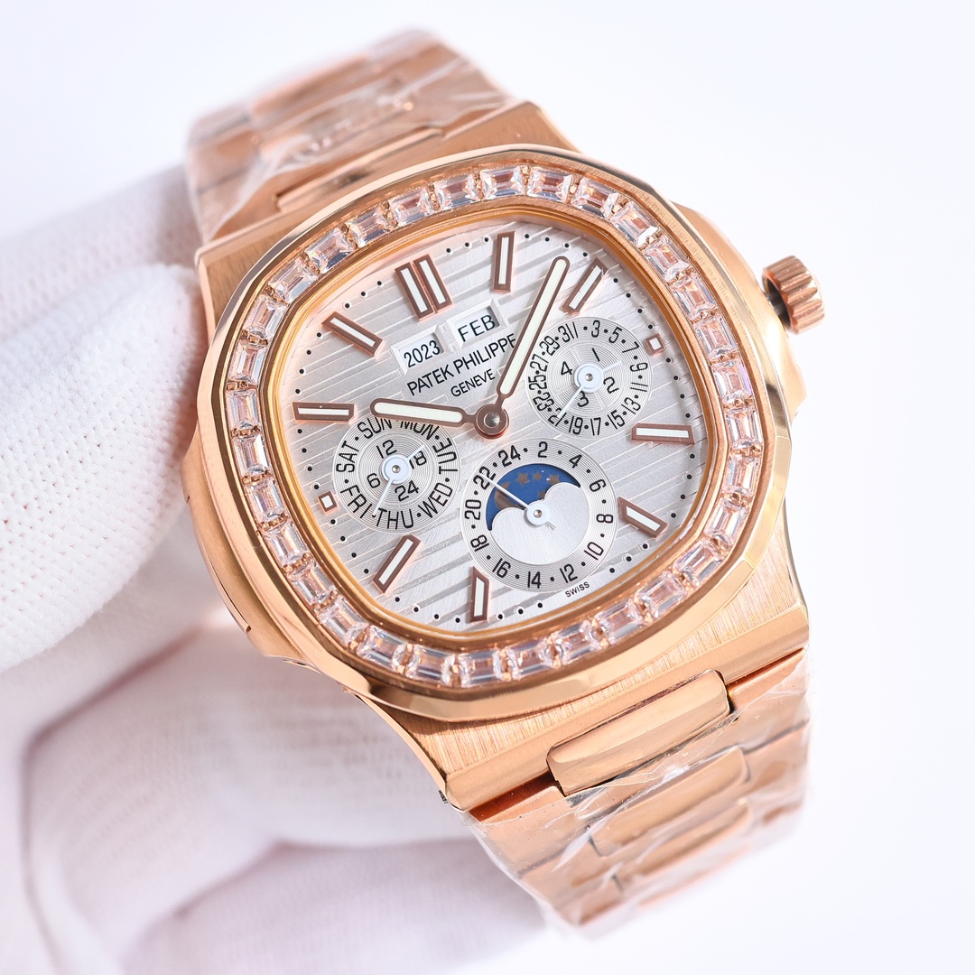 NO:662873,Produced by TW, white shell, gold shell, diamonds (standard with old buckle, new buckle) TW Factory V2 version PP Patek Philippe 5740/1G-001--the ultra-complex multi-function Nautilus makes its grand debut. R68 is the first Nautilus complex watch launched so far, using ultra-complex craftsmanship to create a casual sports watch. Nautilus 1 small body but big energy 40MM  It has the following functions: the left window displays the year, the right window displays the month, the day of the week at 9 o'clock, the month at 3 o'clock, and the 24-hour and moon phase display panel at 6 o'clock. 2 The movement uses a replica Cal.240 self-winding movement, which perfectly interprets the functions on the premise of achieving a realistic appearance. 3 An independent watchmaker who is a master of modification, participates in customizing and modifying the color of the dial, adding an interesting soul to the unique watch!  PP Factory’s ingenious masterpieces are welcome to watch lovers. Luxurious and exquisite recommended men’s multi-functional mechanical watches. Best luxury recommendations for gifts. Please look for TW’s exclusive quality, patek philippe19860909TW 出品 白壳 金壳 钻（标配老扣,新扣） TW Factory V2版本 PP 百达翡丽 5740/1G-001--超复杂多功能鹦鹉螺重磅登场 R68 迄今推出的首款Nautilus复杂腕表,以超复杂的工艺技术打造休闲运动腕表.鹦鹉螺 1小身板大能量40MM 尽揽以下功能∶左边窗口位置显示年份,右边窗口位置显示月份、9点位置处是星期、3点位置处是月份以及6点位置处是24小时与月相显示盘 2机芯采用复刻版Cal.240自动上链机芯,在实现外观的逼真前提下,功能一并完美诠释. 3改装大师独立制表人,倾情参与定制改装表盘颜色,给予独一无二的腕表增添有趣的灵魂！ PP Factory 匠心力作 欢迎各位表友品鉴.奢华精致推荐男士多功能机械腕表 送礼最佳奢华推荐请认准TW独家品质,,patek philippe,Watch
