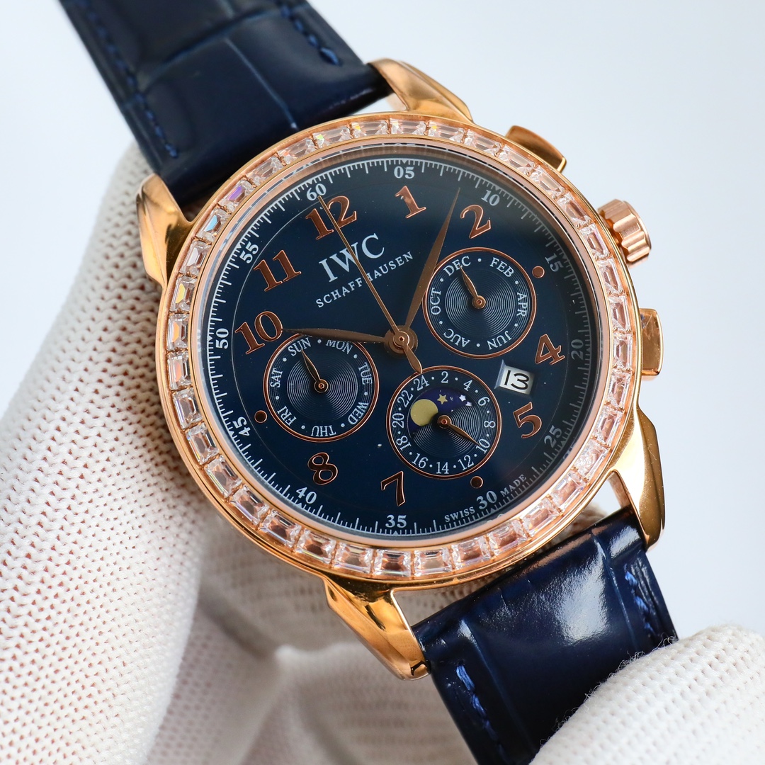 NO:158187,Production of TW, White Shell, Gold Shell, Diamond 50 TW Factory, a high-value new product IWC~ Wanguo R six-pin multi-function high-quality pure hand-made carved watch - stunning, presenting you with a different style. IWC~ Wanguo Complex Function Series - Pure Hand-made - Carved Watch - stunning, 41mm diameter is suitable for the public men's handsets, very business and casual. The whole watch case is hand-carved, with strong visual impact, unforgettable, and a more beautiful sense of materiality. 1. It is matched with the imported multi-function movement (really zero re-repair) function (24 hours, week/star/month) This watch has a power reserve of 38-48 hours. [Non-market domestically produced ordinary poor movement] 2. Imported 316L stainless steel, using vacuum plating in 18k quality furnace!  3 Paired with exclusive custom square scale cowhide strap 4 wear-resistant scratch-resistant sapphire glass mirror!  530 meters of waterproof living grade. It is specially designed for the application of classic inheritance and rare craftsmanship. It launches the first product that supports inspection. The best luxury recommendation for gifts, please recognize TW's exclusive quality, iwc, cowhide19860909TW 出品 白壳 金壳 钻50 TW Factory 高颜值新品IWC~万国 R 六针多功能高级纯手工雕花腕表-惊艳登场,为您呈现不一样的风彩. IWC~万国复杂功能系列-纯手工-雕花腕表-惊艳登场,41毫米的表径适配大众男性手寸,非常商务可亦休闲.整表表壳手工雕刻花纹,视觉冲击力强,令人过目不忘,实物质感更加优美. 1搭配进口多功能机芯（真正做到零返修）功能（24小时,星期/星辰/月份）此腕表拥有38-48小时动力储备.【非市面国产普通差机芯】 2进口316L精钢,采用18k品质炉内真空电镀！ 3搭配独家定制方形鳞纹牛皮表带 4耐磨防刮蓝宝石玻璃镜面！ 530米生活防水等级.专为经典传承 珍稀工艺 应用而生,推出首款支持检验的产品 送礼最佳奢华推荐请认准TW独家品质,,iwc,cowhide,Watch