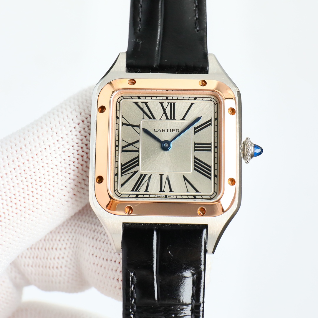 NO:742001,Produced by RO White shell Gold shell Diamond 50 RO Factory Cartier CARTIER Women's Santos series AF8 Cartier's super masterpiece, counter designers work together to synchronize the parameters with the genuine product. Cartier designers are hired heavily to make the counter synchronous watch case 1:1 size shape. Use original imported Italian cowhide strap, 18k rose gold/gold plated buckle, synchronous sapphire mirror, synchronous blue burnt steel blue hands, synchronous sapphire inlaid crown  The bottom cover of the case is synchronized with the extremely small logo of the original position. Each watch is equipped with a warranty card invoice to ensure that each code can scan out the effect of one watch and one code. It is not the low-end products with uniform codes on the market. The special pearl top is made into the shape of the 'Lady' aircraft designed by Albert Santos Dumont in 1907. The semicircular globe pearl top at the bottom of the link is very symbolic, and the crown is inlaid with a classic.  Sapphire adds a retro and elegant feel to the watch. There are anti-slip particles around the crown. This design is very convenient for the wearer to grasp and adjust the time. The stainless steel bezel is polished, which is in sharp contrast with the case and has a stronger sense of layering. Luxurious and exquisite, we recommend women's quartz watches. For the best luxury recommendations as gifts, please look for RO exclusive quality, cartier, cartier, cowhide, gold19860909RO 出品 白壳 金壳 钻50 RO Factory 卡地亚 CARTIER 女装 山度士系列 AF8 卡地亚超神之作,专柜设计师联手 参数与正品同步 重金聘请卡地亚设计师打制作专柜同步表壳1:1尺寸表形 采用原装进口意大利牛皮表带,18k玫瑰金/黄金镀表扣 同步蓝宝石镜面 同步蓝色烧钢蓝指针 同步蓝宝石镶嵌表冠 表壳底盖同步了原装位置极其微小的logo每个表配保卡发票保证每个码可扫出一表一码的效果,非市场上那些统一编码的低端产品,特别的珍珠陀被制作成了由阿尔伯特·山度士·杜蒙于1907年设计的“淑女号”飞行器造型,链接底部的半圆地球仪珍珠陀体,极具象征意义,表冠上镶嵌有一颗经 蓝宝石,为腕表增添了一份复古典雅的感觉.表冠四周还有防滑颗粒,这个设计可以很好的方便佩戴者抓握调节时间.精钢表圈采用的是抛光工艺处理,与表壳也形成了鲜明的对比,层次感也更强,奢华精致推荐女士石英腕表 送礼最佳奢华推荐请认准RO独家品质,,cartier,cartier,cowhide,gold,Watch